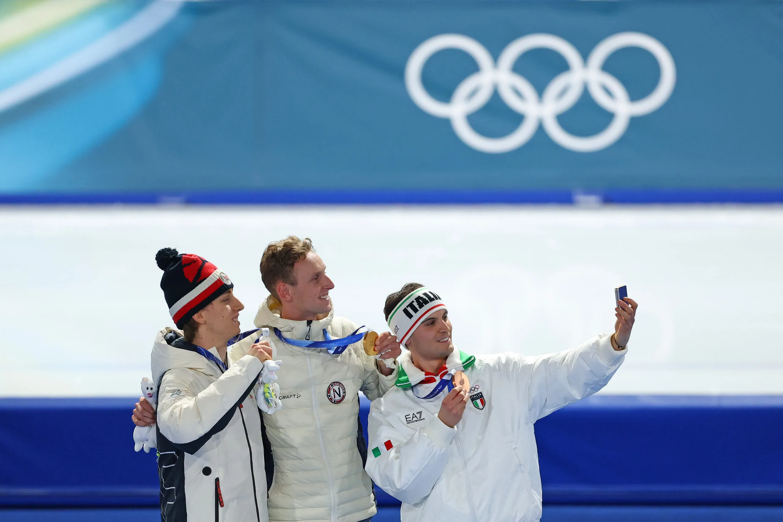 Milano Cortina 2026: Samsung porta il “Victory Selfie” sul podio olimpico