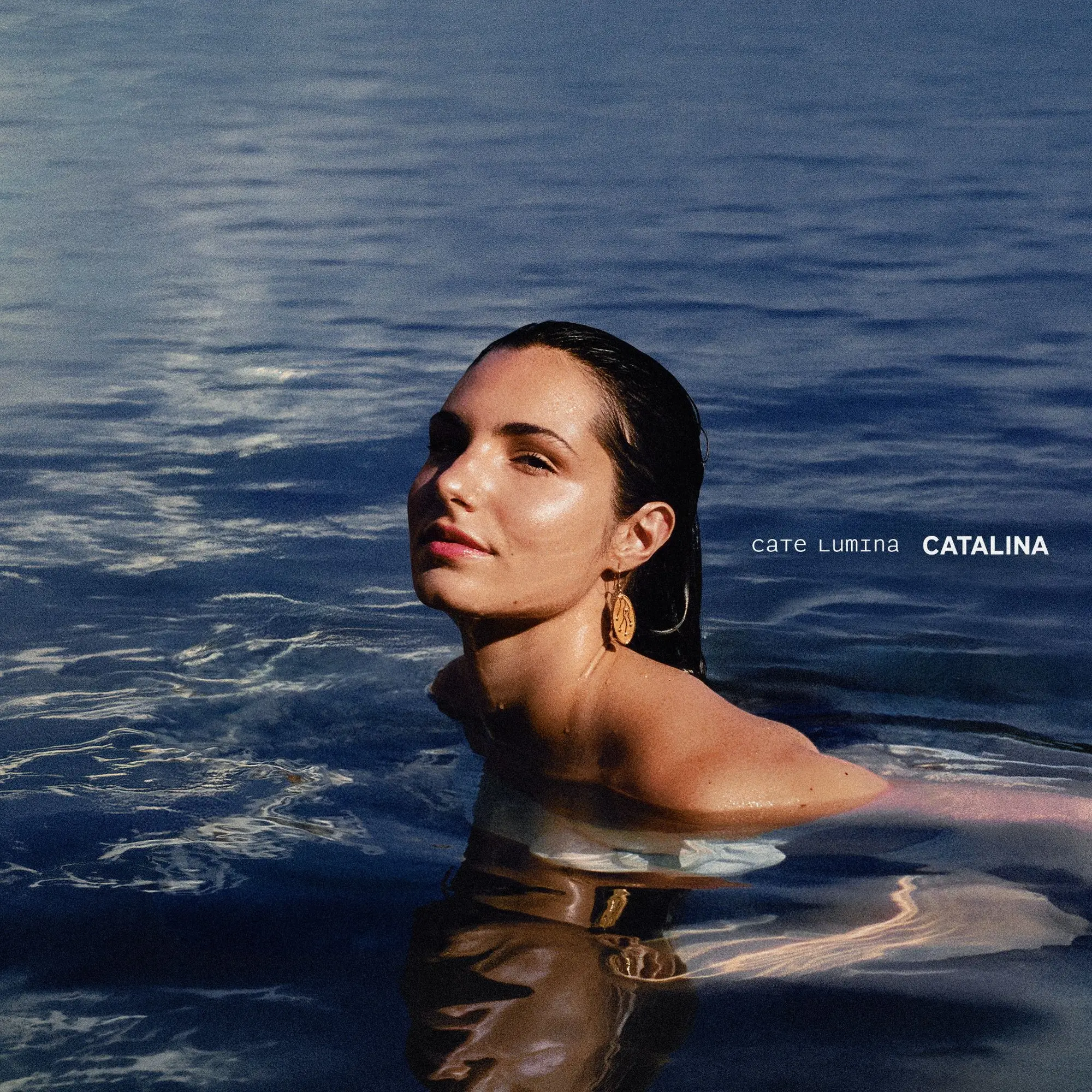Cate Lumina annuncia il suo primo EP Catalina: un viaggio tra Italia e Spagna