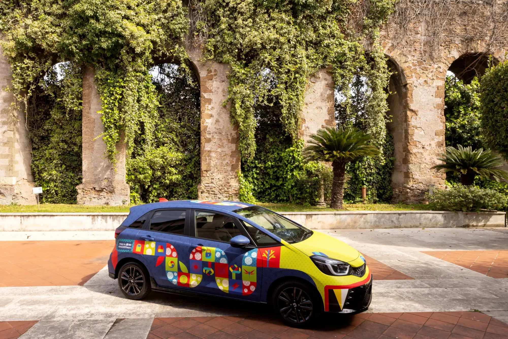 Honda Jazz celebra 25 anni con una livrea firmata IED: tra tradizione giapponese e innovazione
