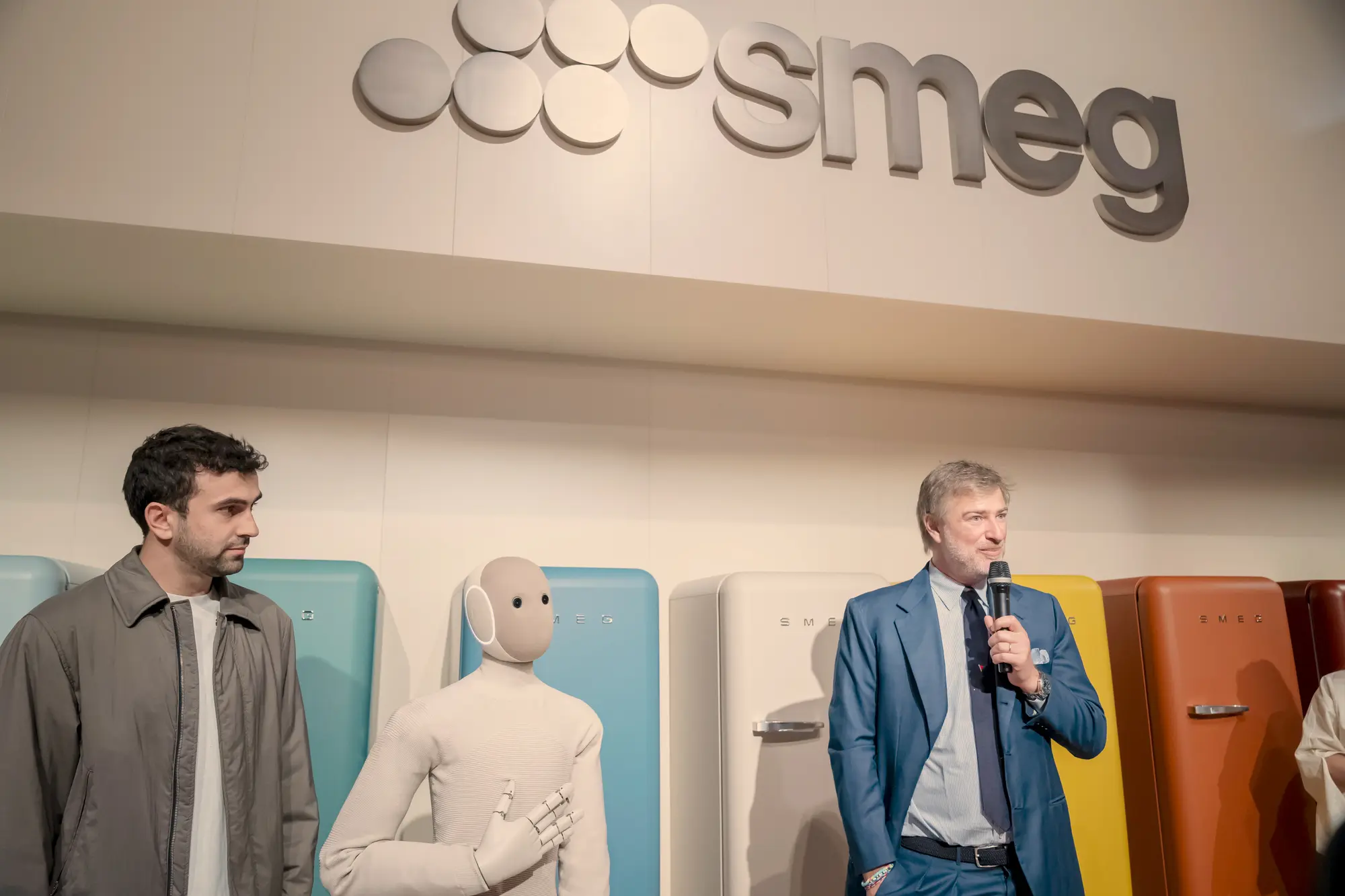 NEO, il robot domestico di 1X debutta in Italia nello spazio SMEG al Salone del Mobile