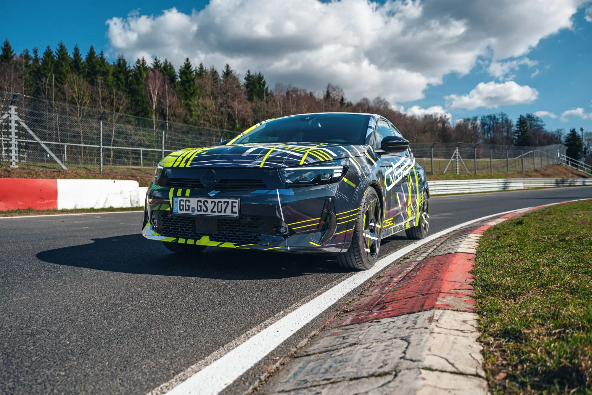 Nuova Opel Corsa GSE: la sportiva camuffata che rende omaggio agli anni '80