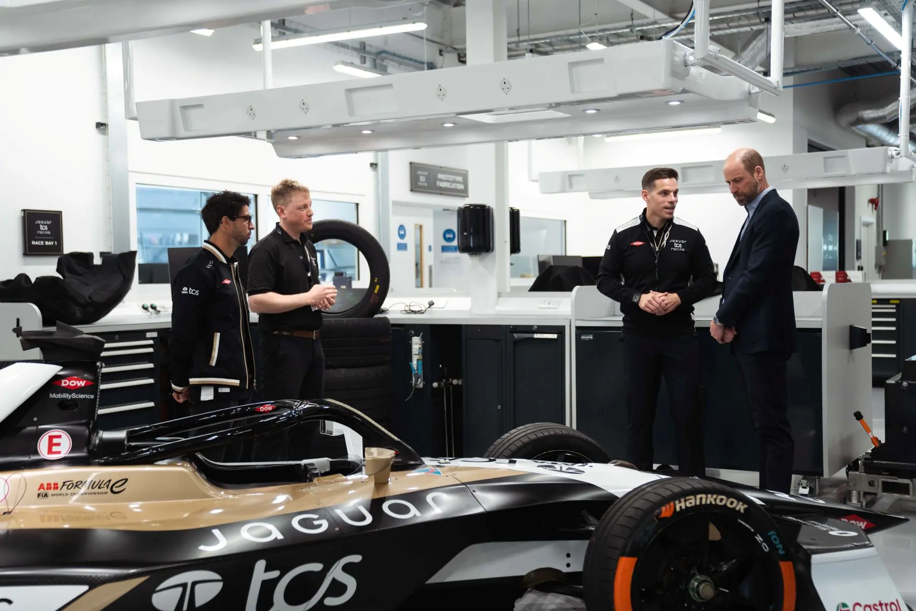 Il Principe del Galles visita il quartier generale tecnico di Jaguar TCS Racing