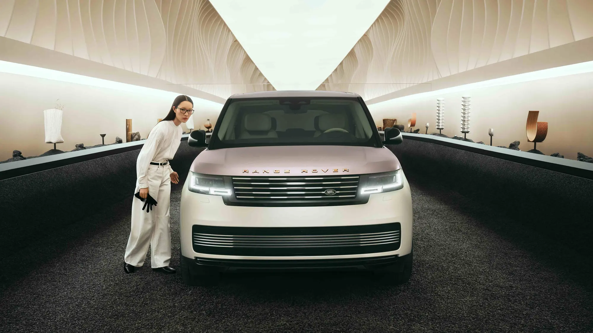 Range Rover Traces: l'installazione bespoke che celebra l'artigianalità alla Milan Design Week 2026