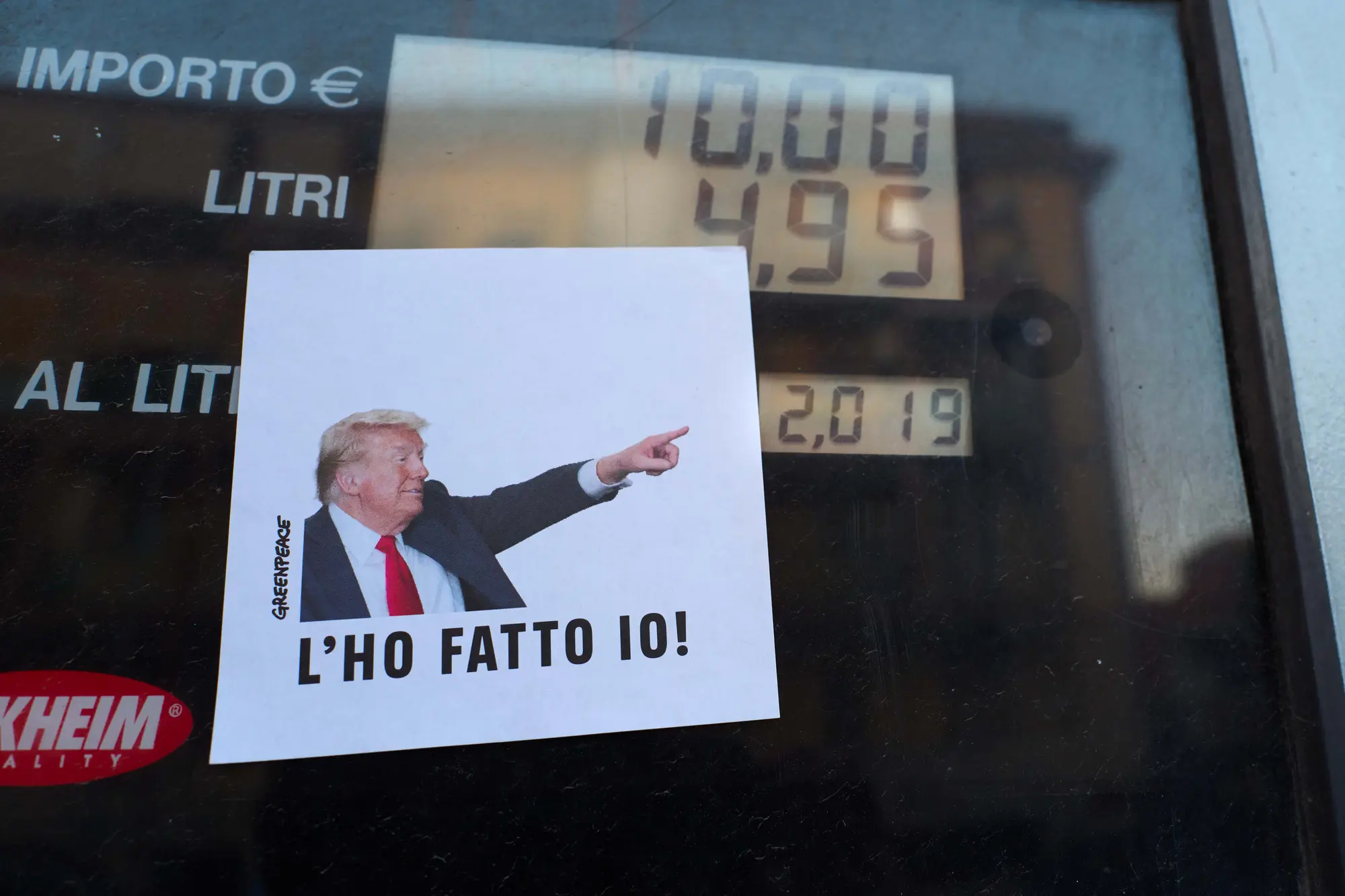 Caro carburanti, Greenpeace accusa Meloni e Trump: adesivi shock alle pompe