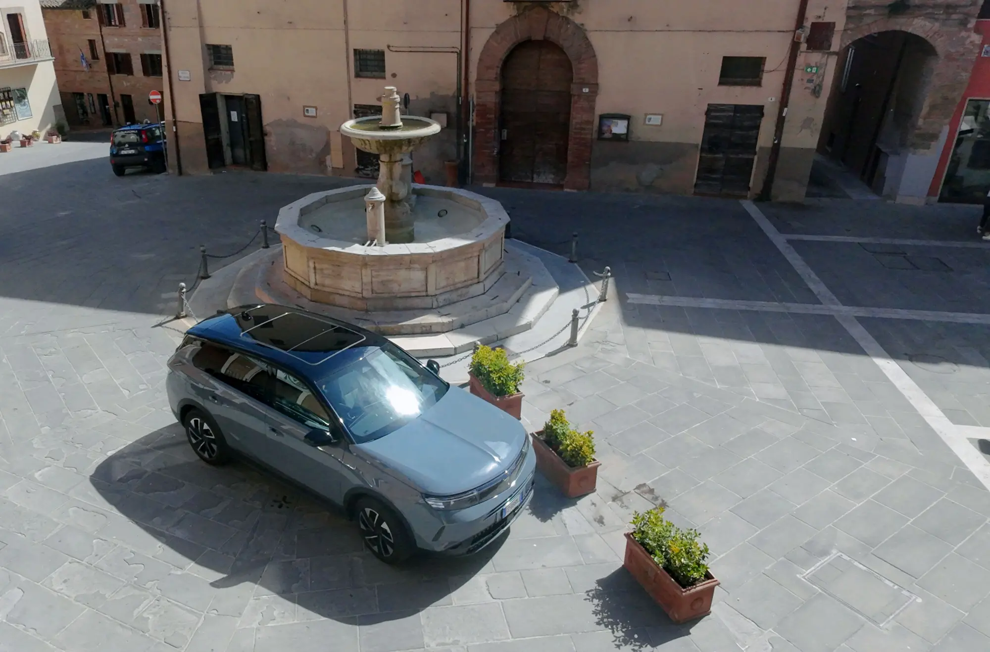 Opel Grandland Hybrid: viaggio tra le eccellenze della ceramica di Deruta