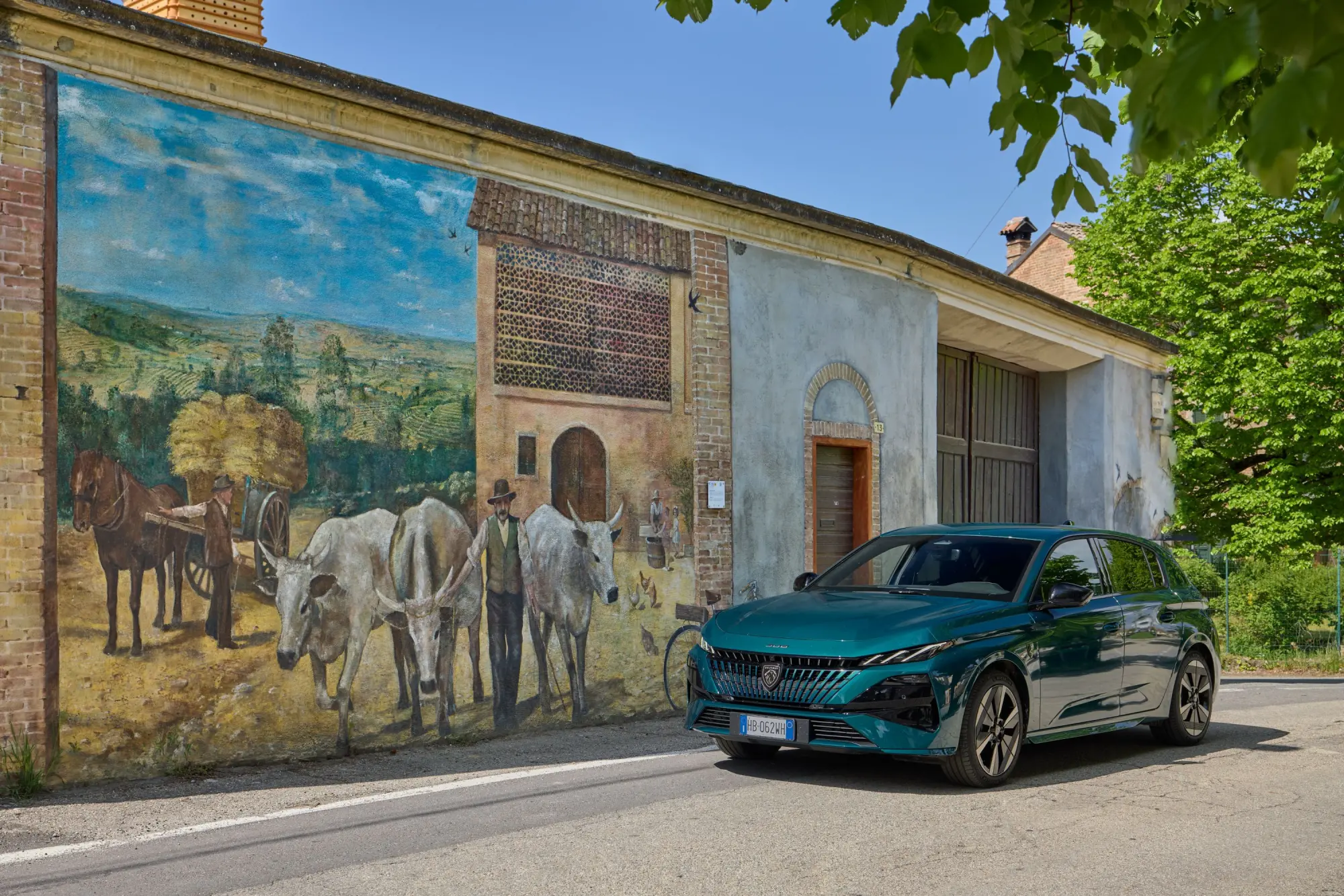 Peugeot E-308: elettrico, innovazione e stile tra i murales di Fontanile