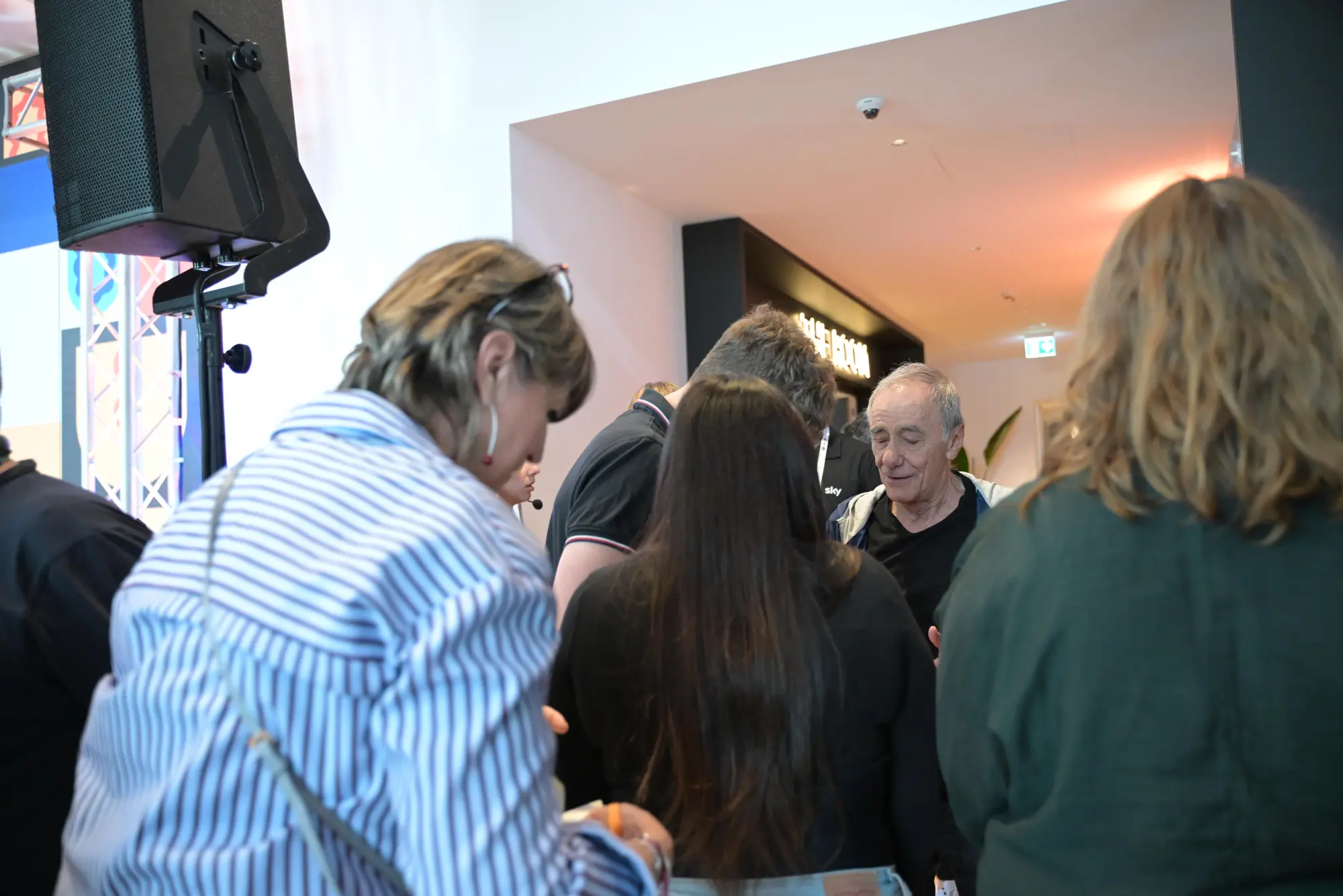Roberto Vecchioni commuove agli Sky Inclusion Days: la battaglia per la salute mentale