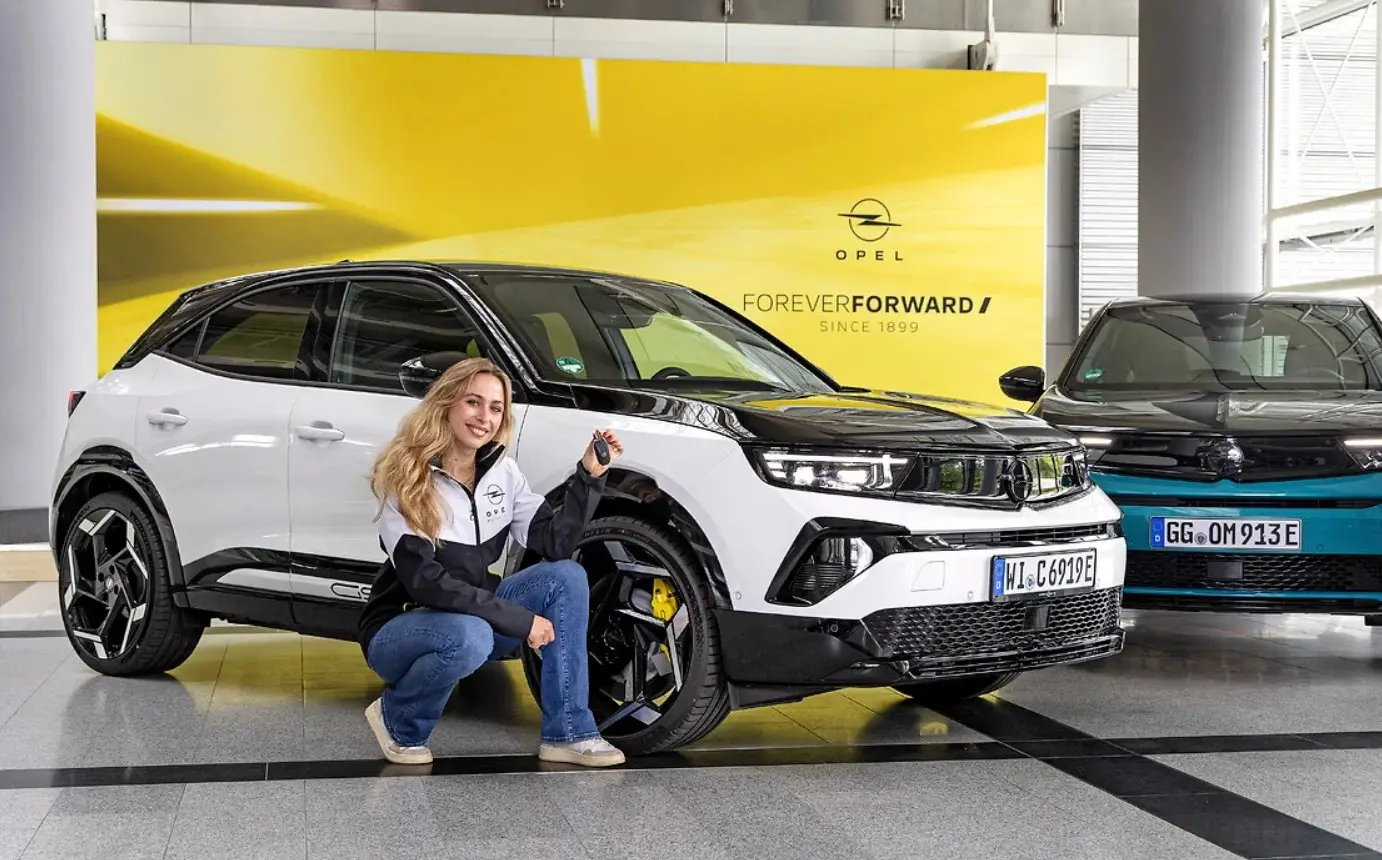 Sophia Flörsch sceglie Opel Mokka GSE: alla guida dell'elettrico ad alte prestazioni