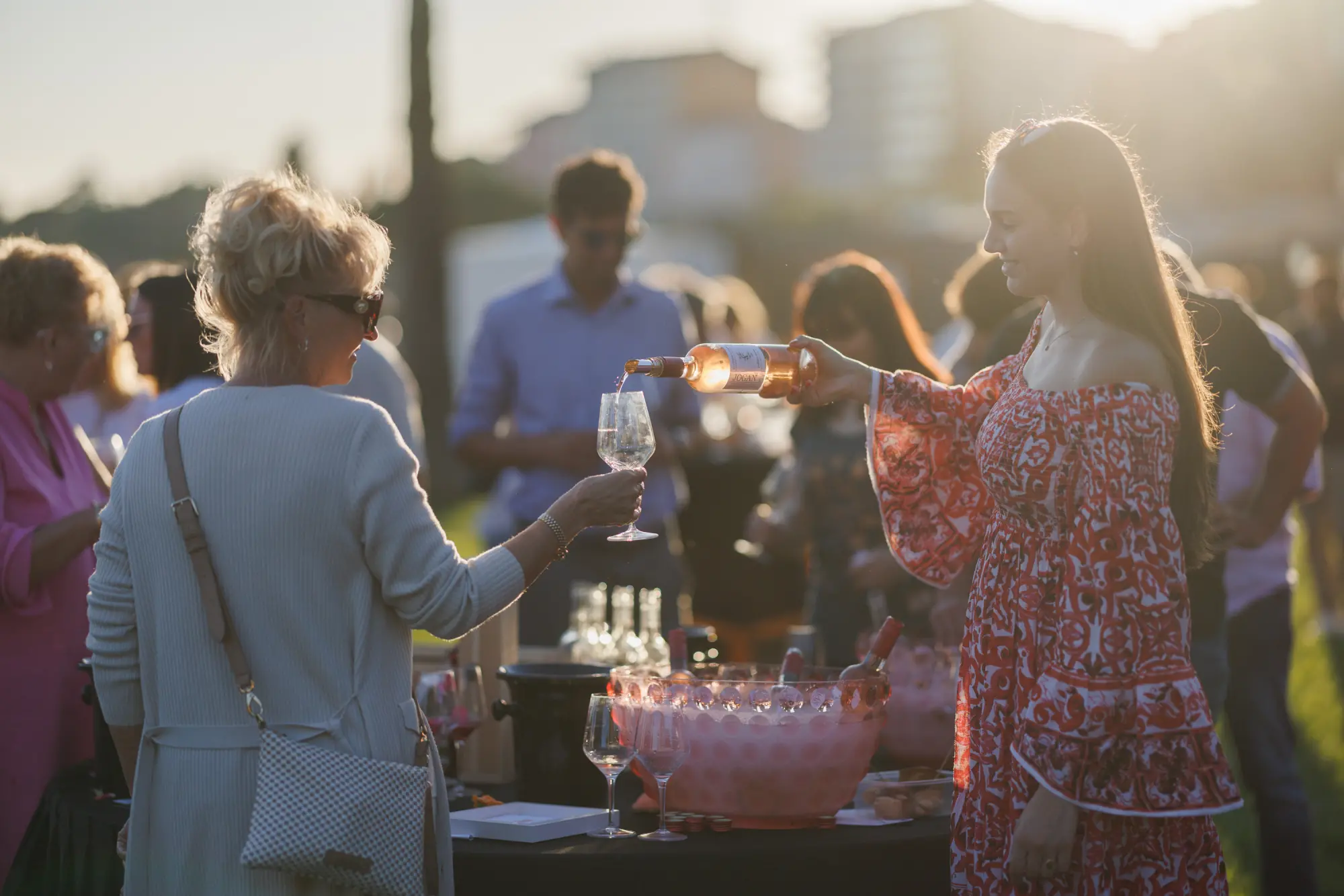 Portorose si tinge di rosa: arriva Rose & Rosé tra fiori, vini e Simona Ventura