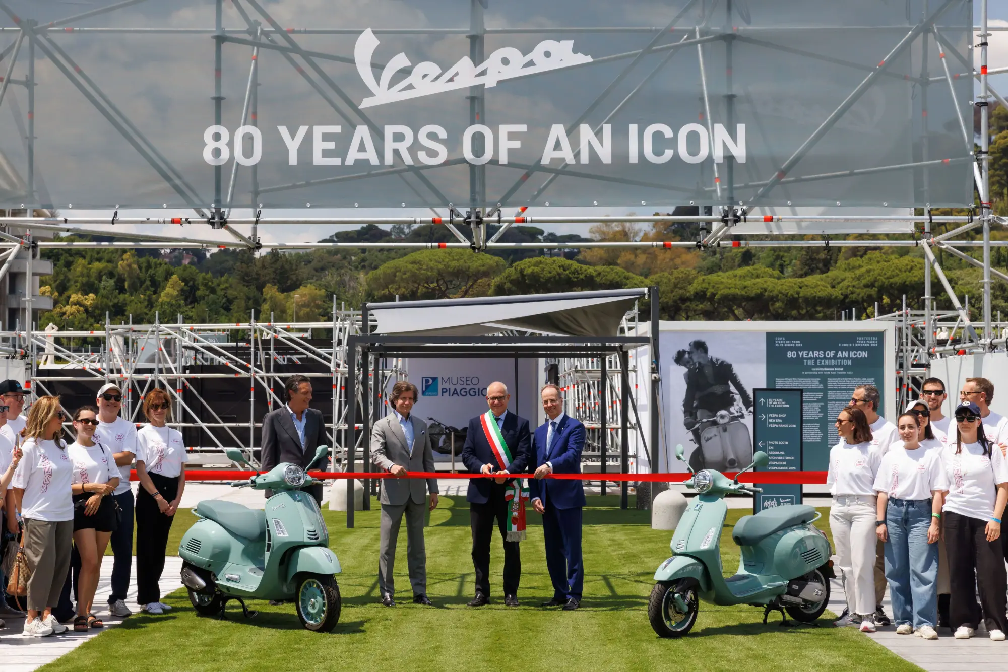 Roma apre le celebrazioni per gli 80 anni della Vespa: migliaia di appassionati invadono la Capitale