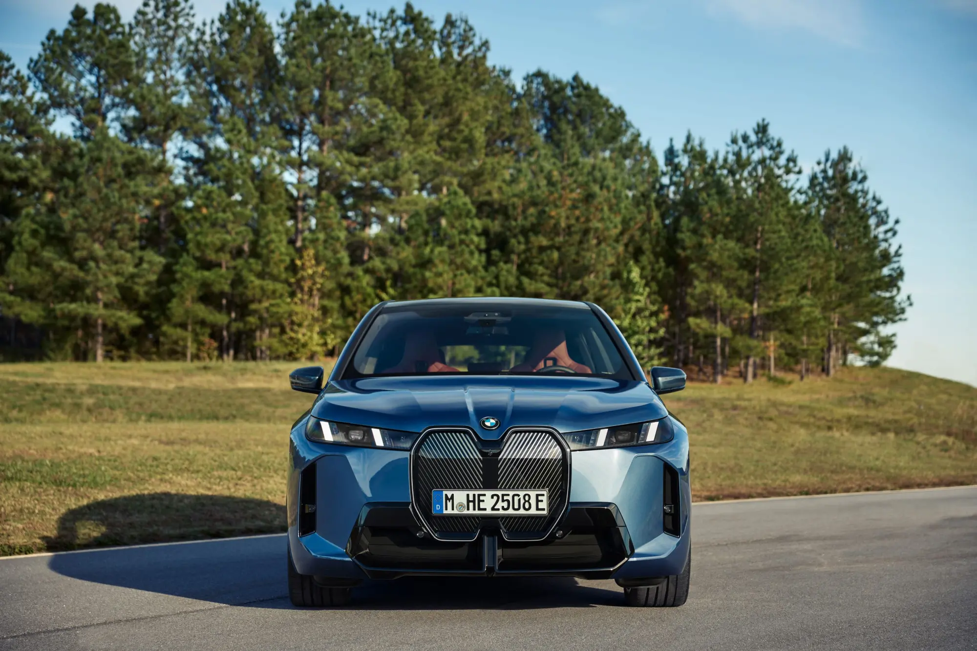 BMW iX xDrive45: caratteristiche, comfort e autonomia del SUV BMW