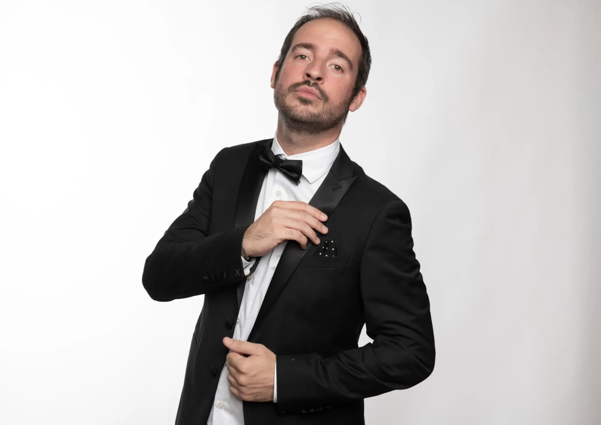 Filippo Caccamo porta Fuori di Tela nei teatri italiani fino al 2027