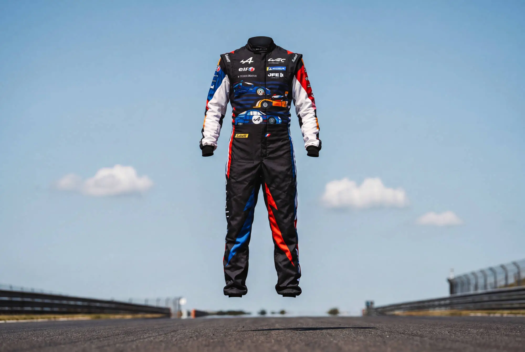 Alpine presenta la tuta da gara più leggera al mondo per la 24 Ore di Le Mans