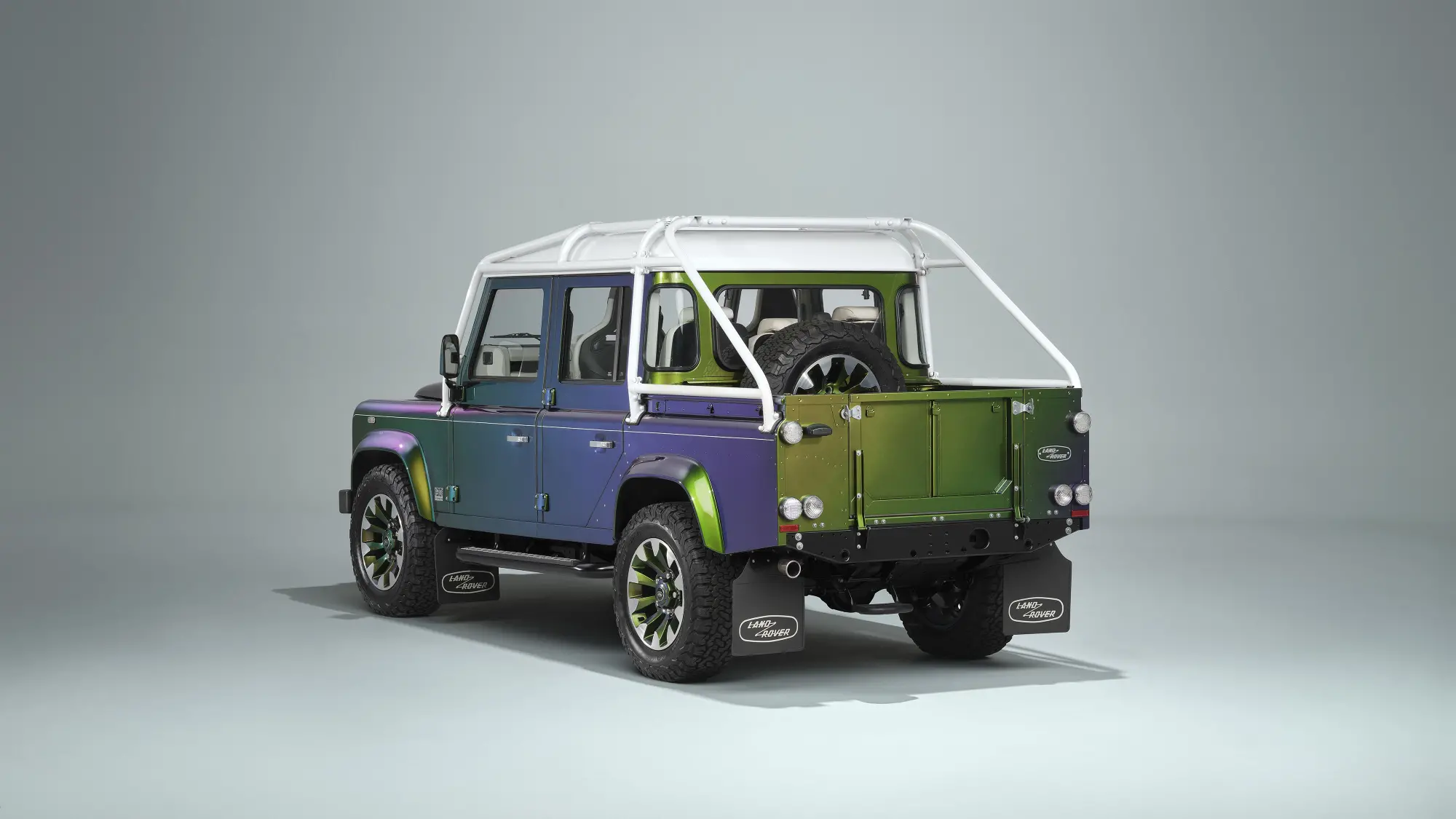 Land Rover Defender V8: arriva la Double Cab con nuove tinte cangianti