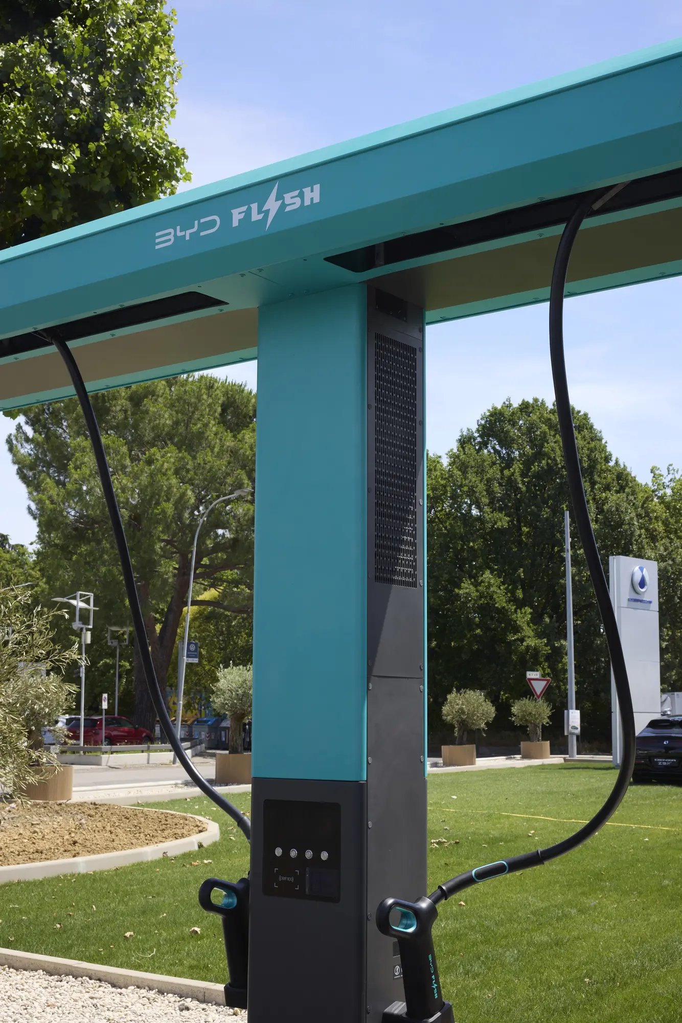 DENZA porta a Bologna la prima stazione BYD FLASH Charging in Italia