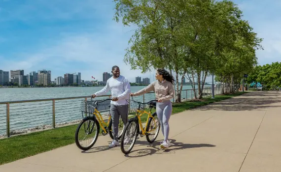 Detroit all'aperto: festival, riverwalk e rooftop per un city break sorprendente
