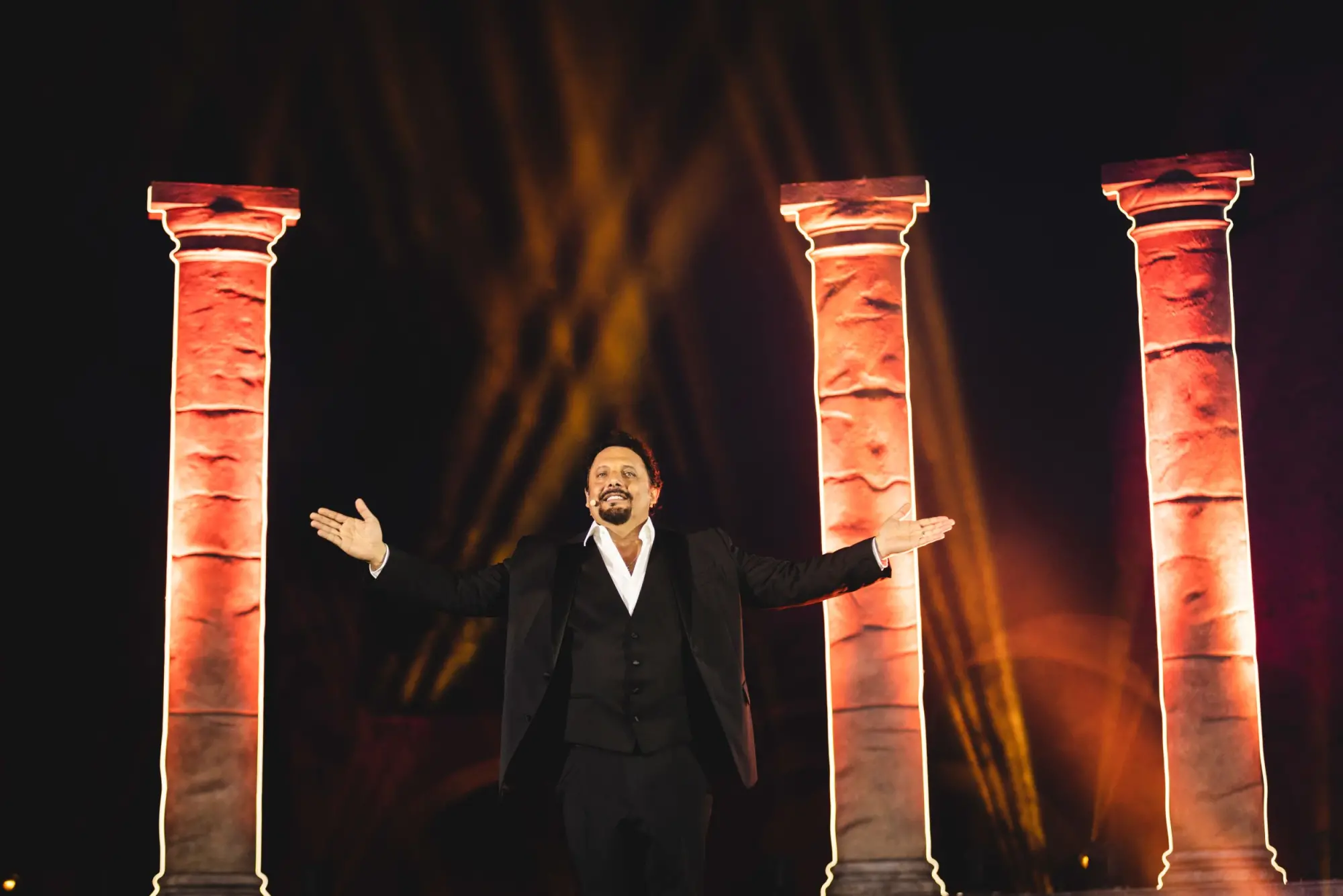 Enrico Brignano annuncia il tour 2026 del suo spettacolo Bello di mamma!