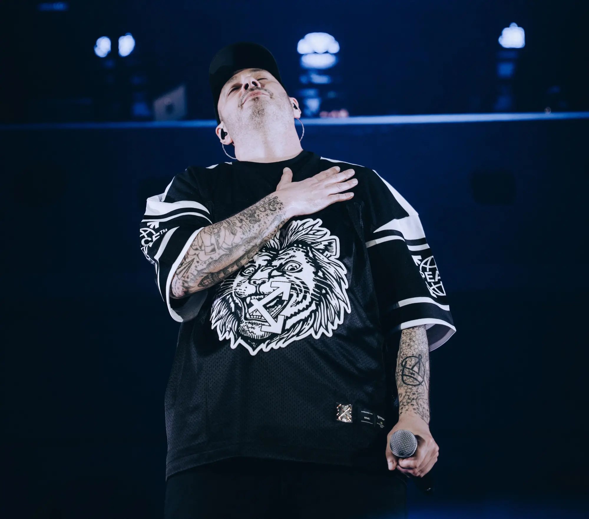 Fabri Fibra pubblica Mentre Los Angeles Brucia (Deluxe) con nuovi brani