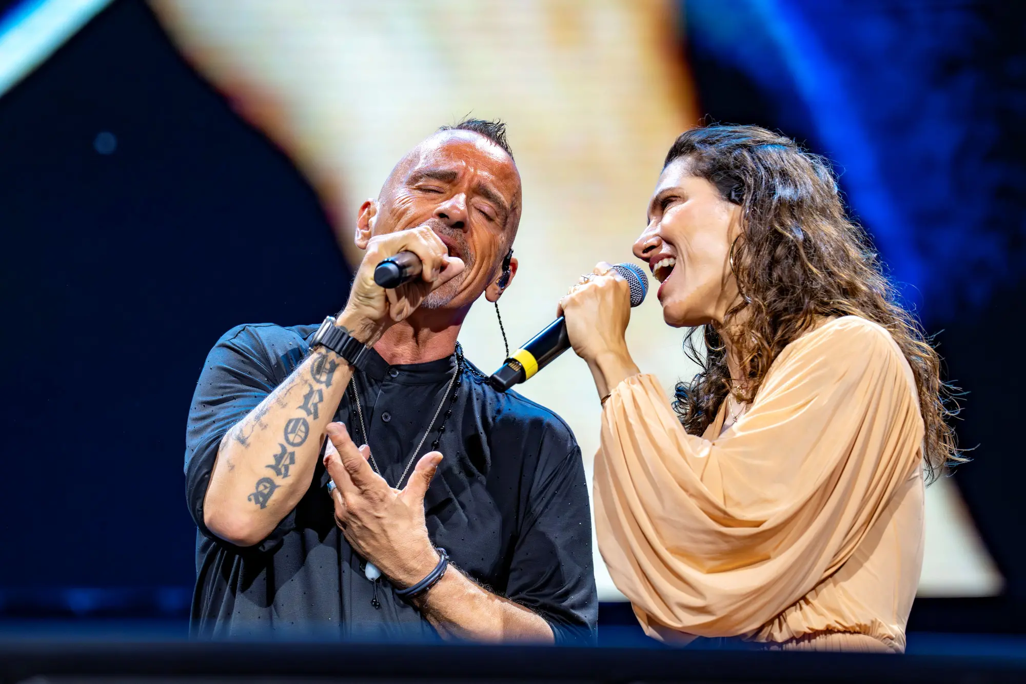 Eros Ramazzotti infiamma San Siro con ospiti speciali: al via il nuovo tour mondiale