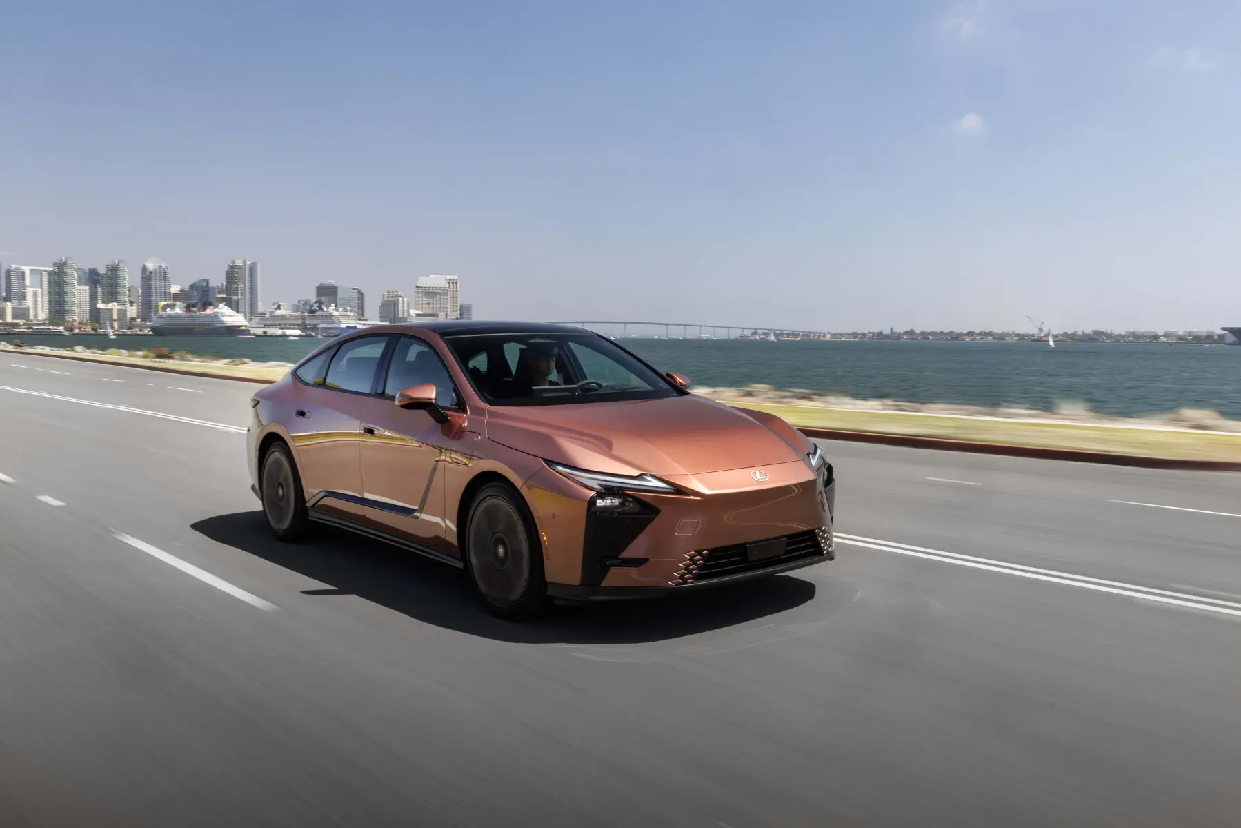 Nuova Lexus ES: la berlina di lusso si rinnova puntando su design e tecnologie d'avanguardia