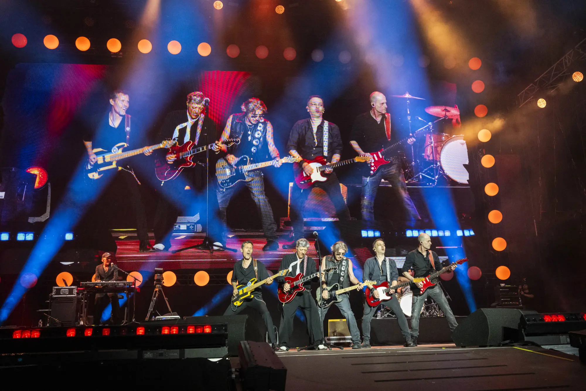 Luciano Ligabue apre il tour La Notte di Certe Notti con uno show travolgente all'Olimpico