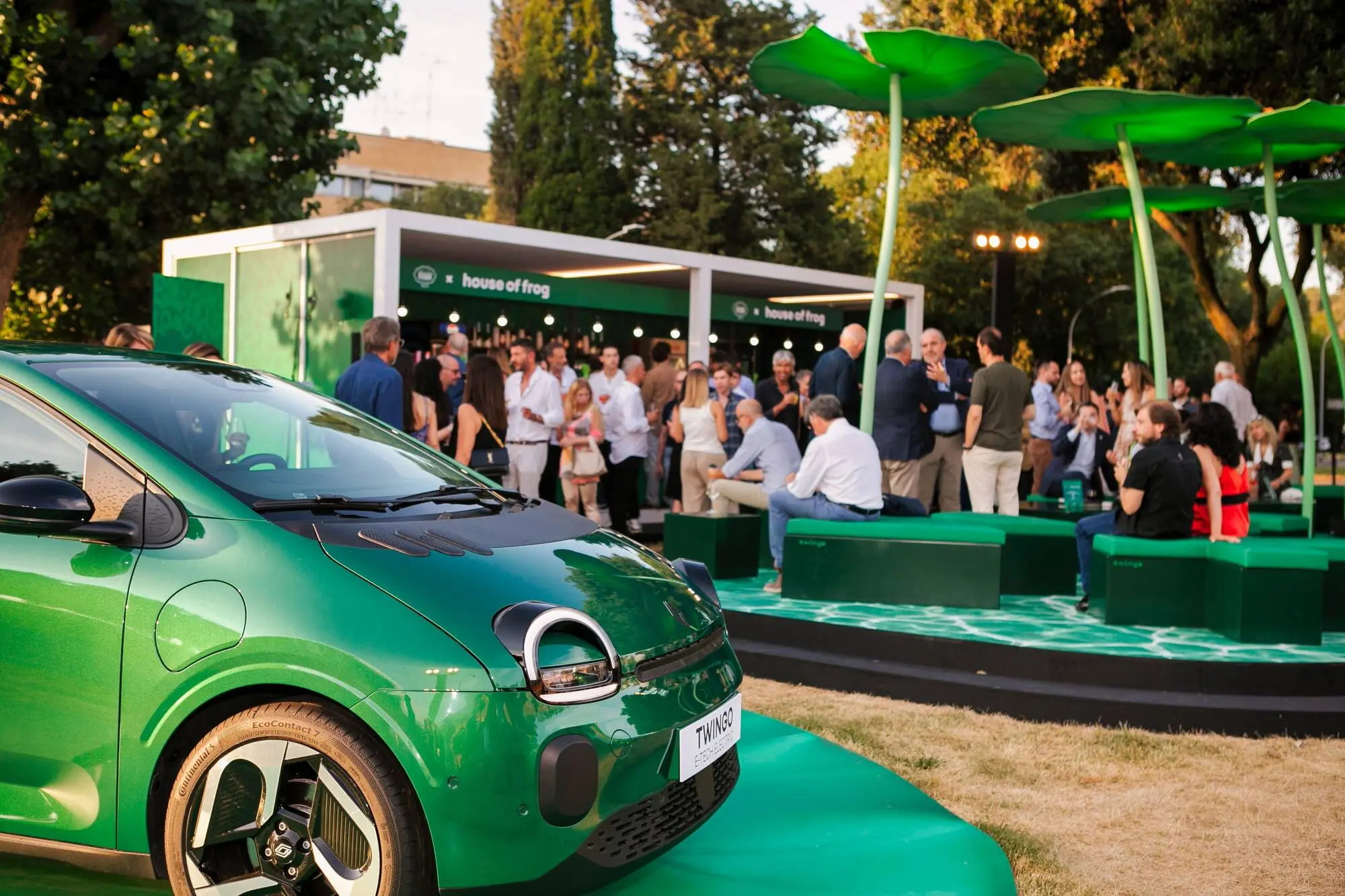 Renault Twingo E-Tech electric trasforma l'estate di Roma con l'installazione House of Frog