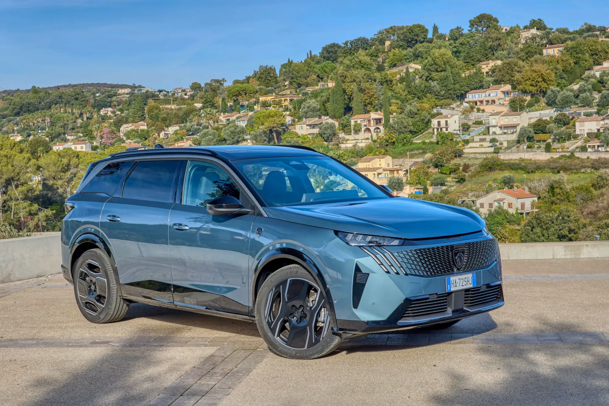 Peugeot 5008 Long Range: viaggio in Costa Azzurra tra autonomia elettrica e arte del vetro