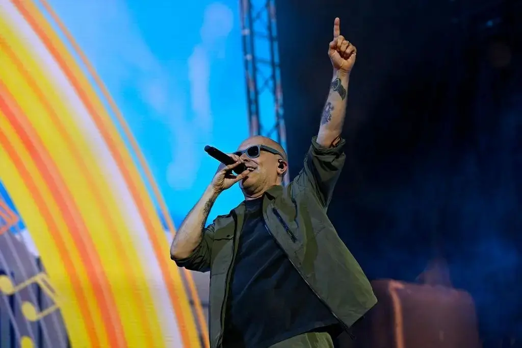 Max Pezzali annuncia il ritorno live a Torino nel 2027 con MAX FOREVER