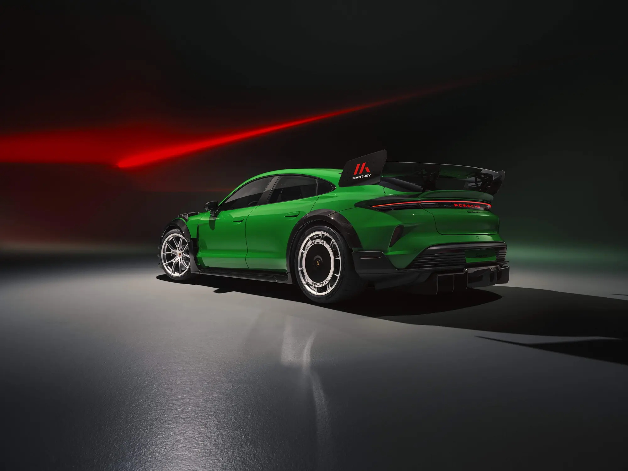Pirelli P Zero Trofeo RS e Porsche Taycan Turbo GT: nuovo record elettrico al Nürburgring
