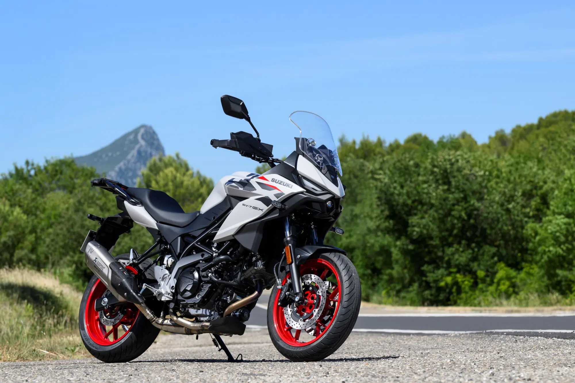 Suzuki SV-7GX: la nuova crossover che unisce sportività, comfort e tecnologia