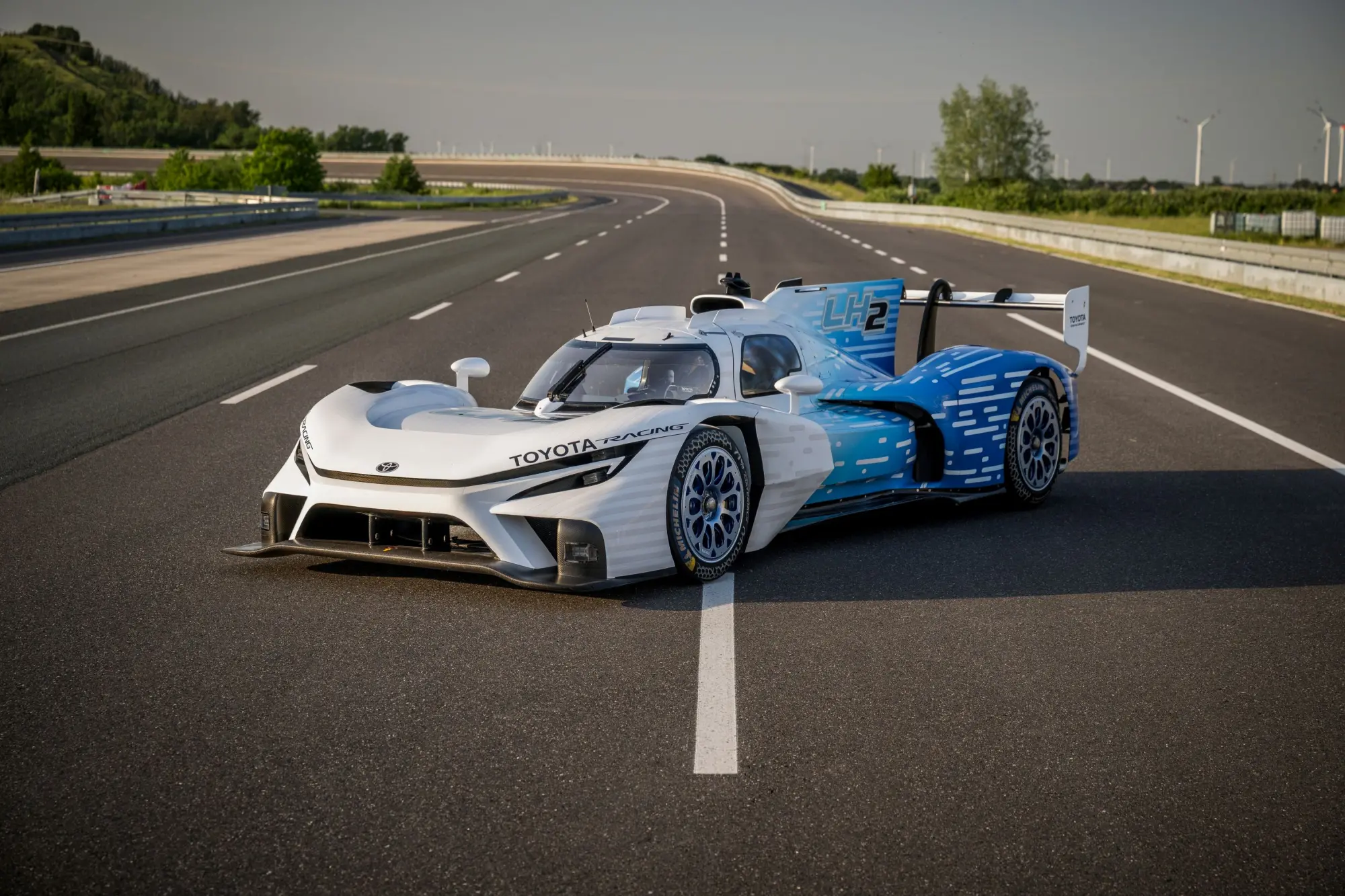Toyota presenta a Le Mans il prototipo TR LH2 Racing alimentato a idrogeno liquido