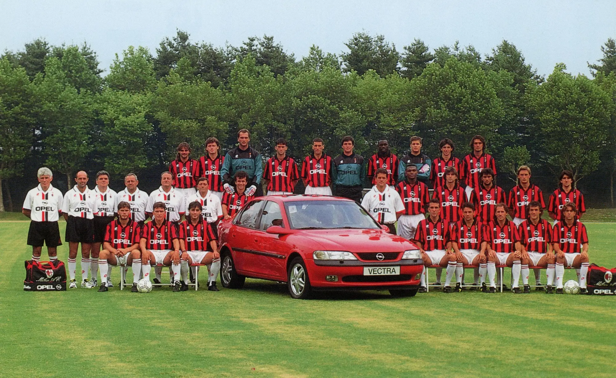 Opel e il calcio: una storia di successi tra sport e motori dal Milan ai grandi tornei