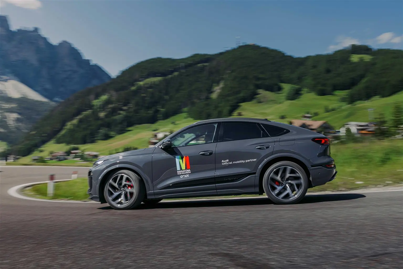 Audi celebra dieci anni al fianco della Maratona dles Dolomites-Enel con una flotta elettrificata