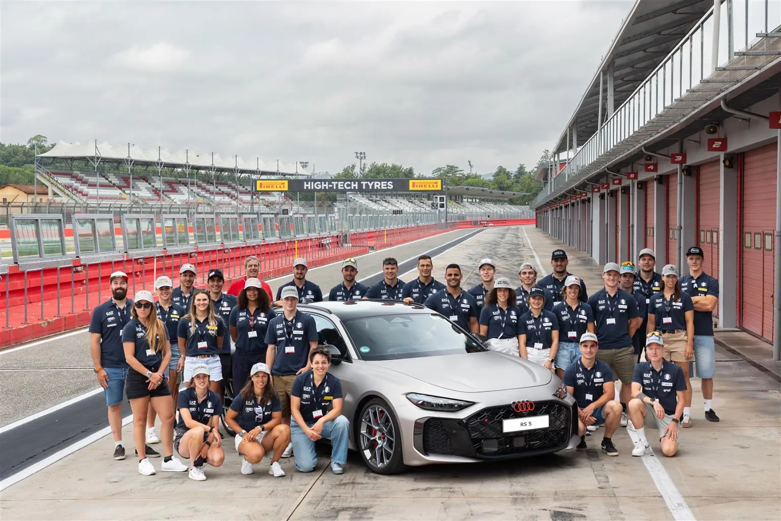 Diciotto medaglie olimpiche di Milano Cortina 2026 in pista a Imola con Audi RS 5