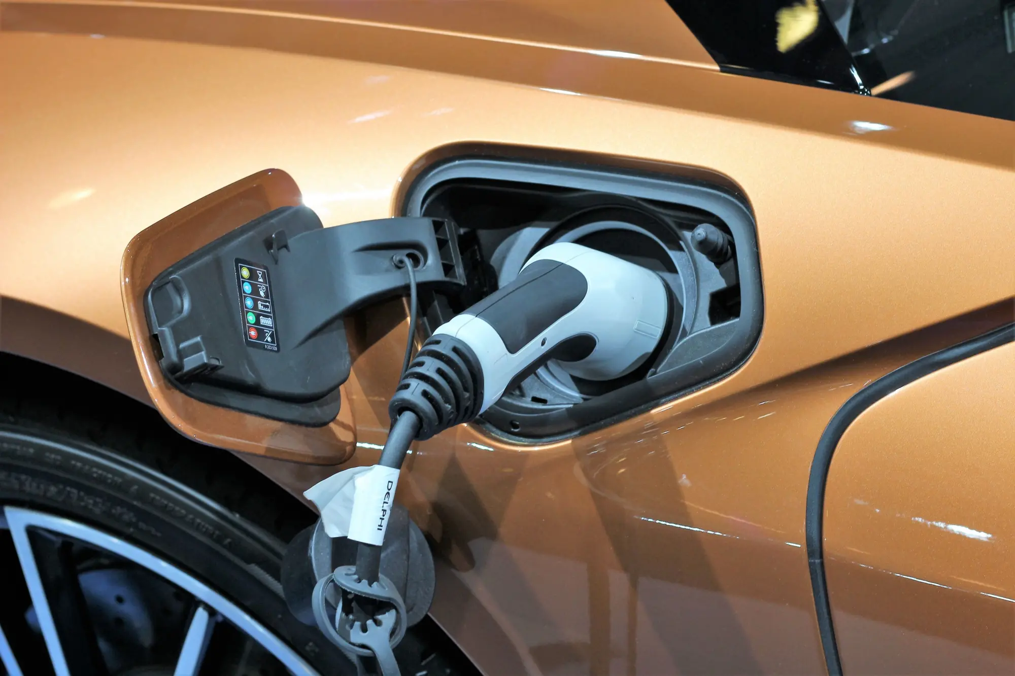 Mercato auto europeo in crescita: boom di elettriche, Italia fanalino di coda