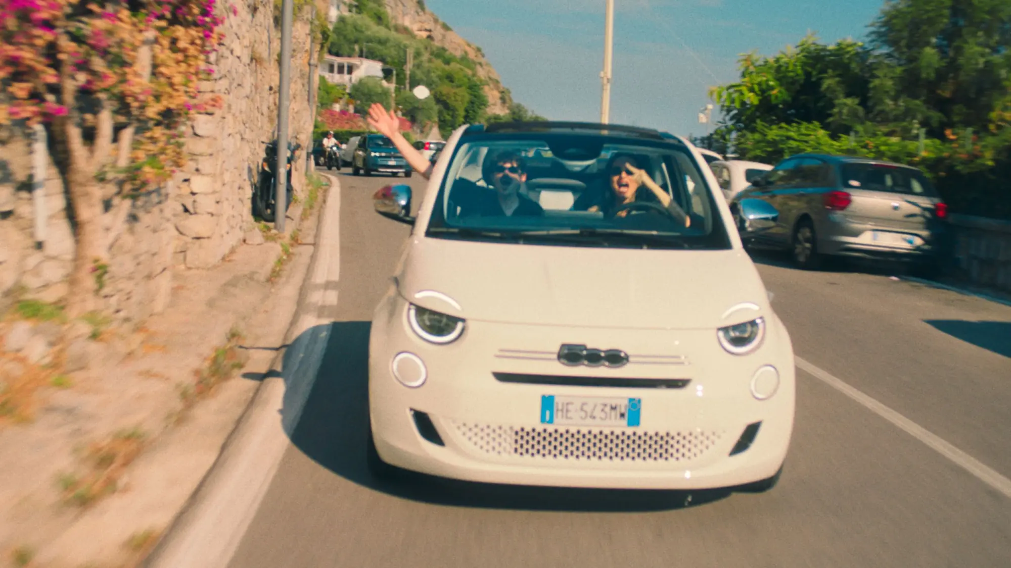 Fiat 500 Hybrid Cabrio Dolcevita protagonista nel nuovo video estivo di Fabio Rovazzi