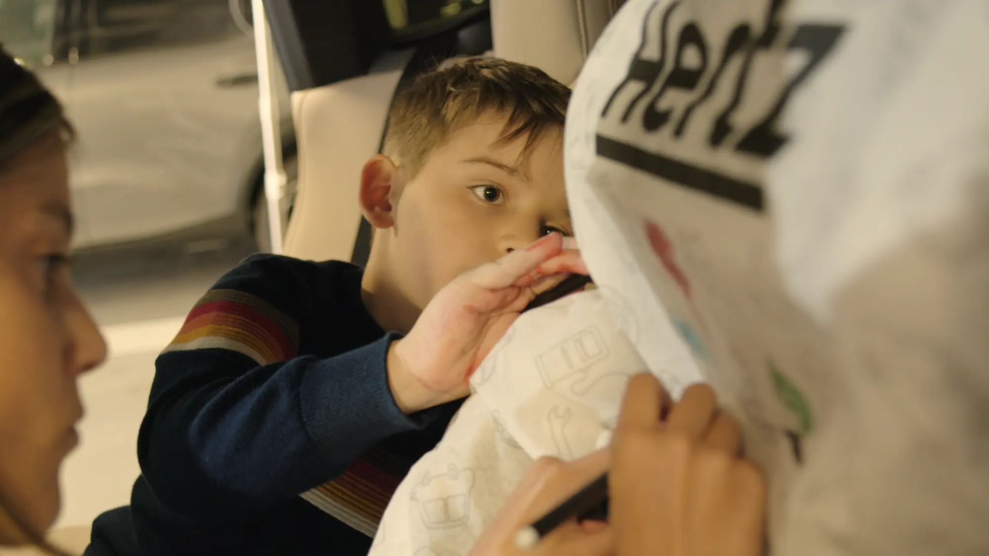 Hertz si prende cura dei piccoli viaggiatori con kit e seggiolini speciali per l'estate