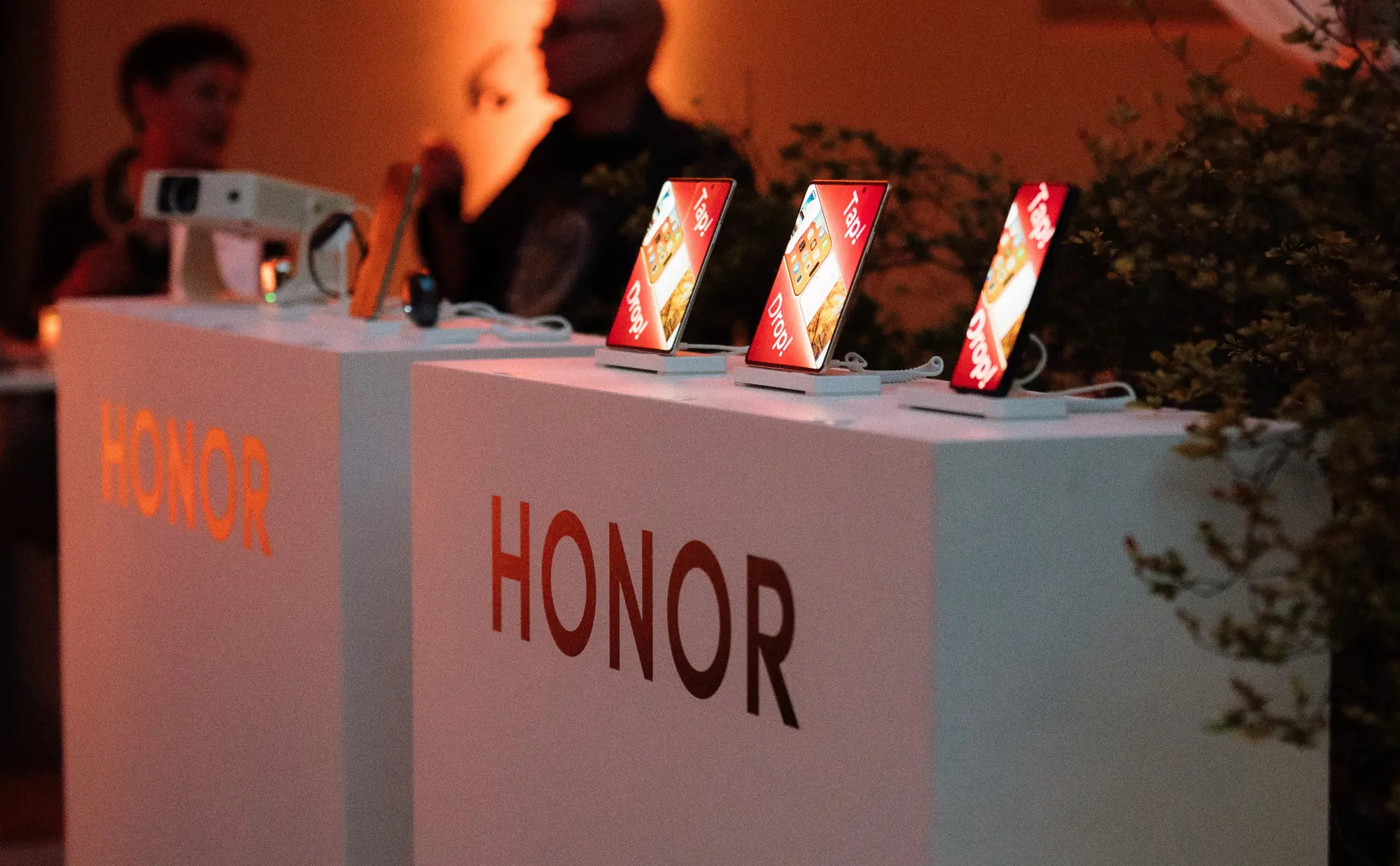 HONOR Magic V6 debutta a Milano: flessibilità e AI per il futuro dello smartphone foldable