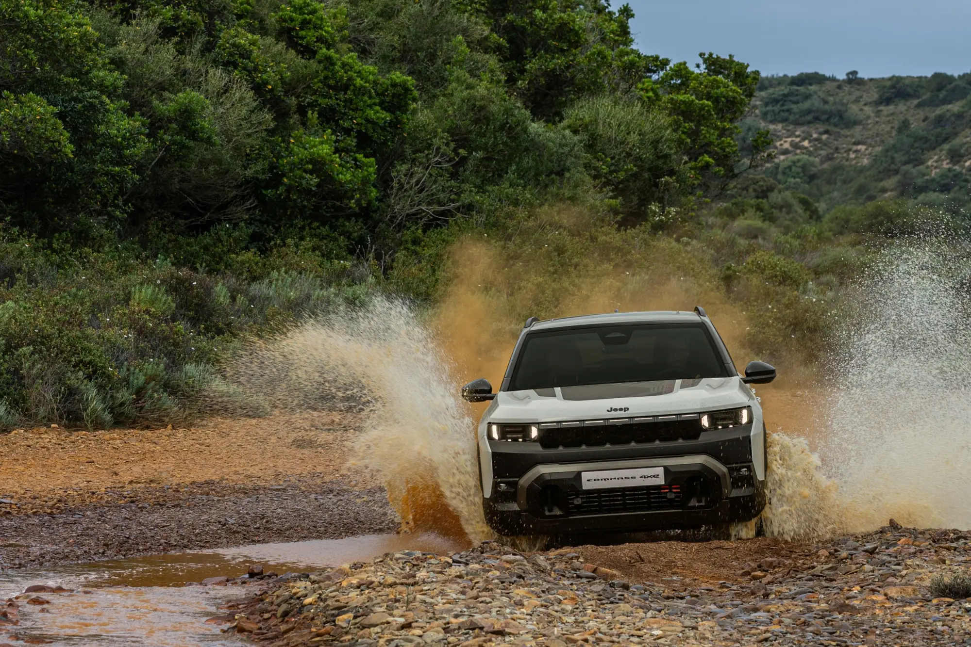 Nuova Jeep Compass 4xe: avventura elettrica e off-road nella seconda Capability Story