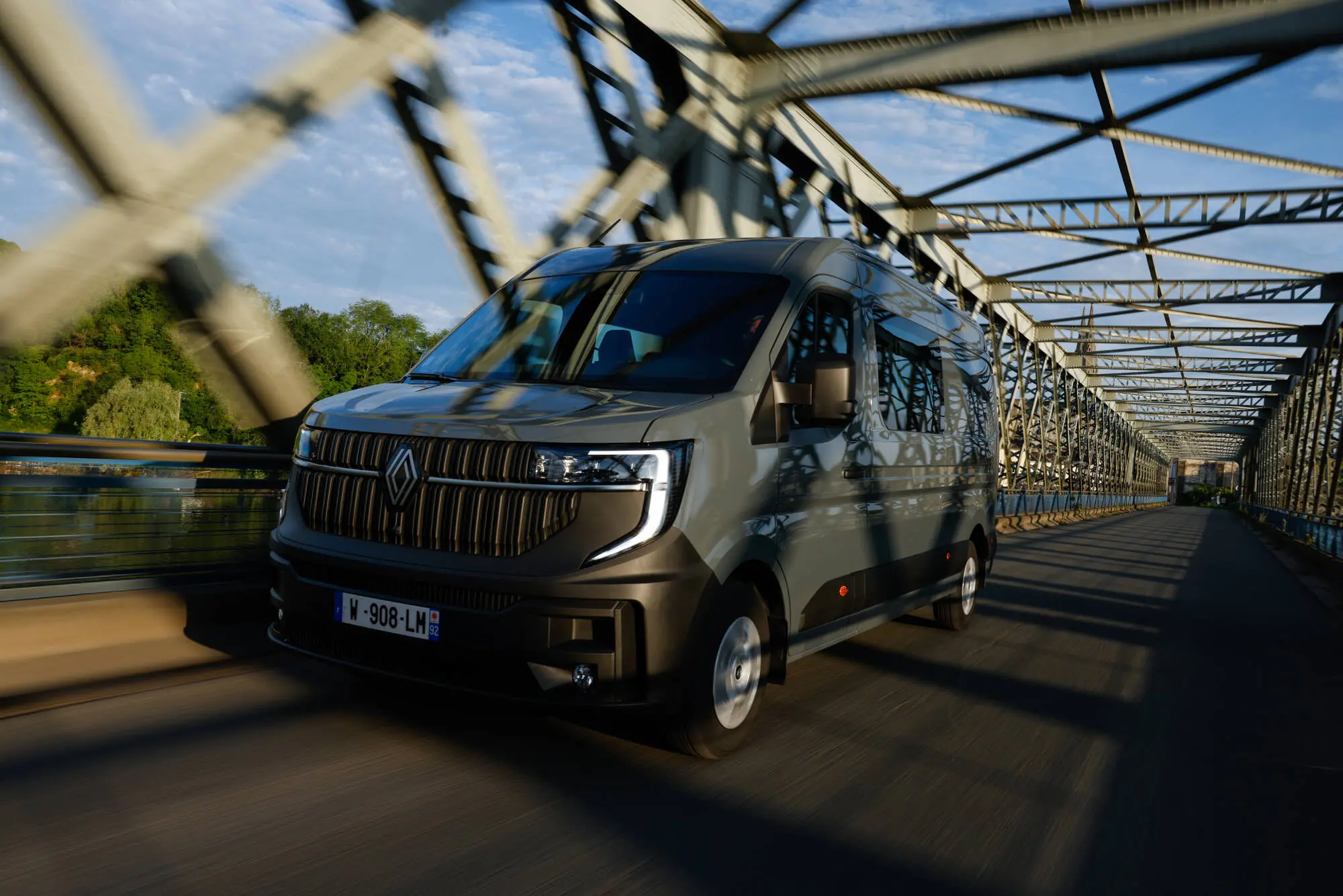 Renault Master rafforza la leadership europea con nuovi allestimenti e tecnologie avanzate