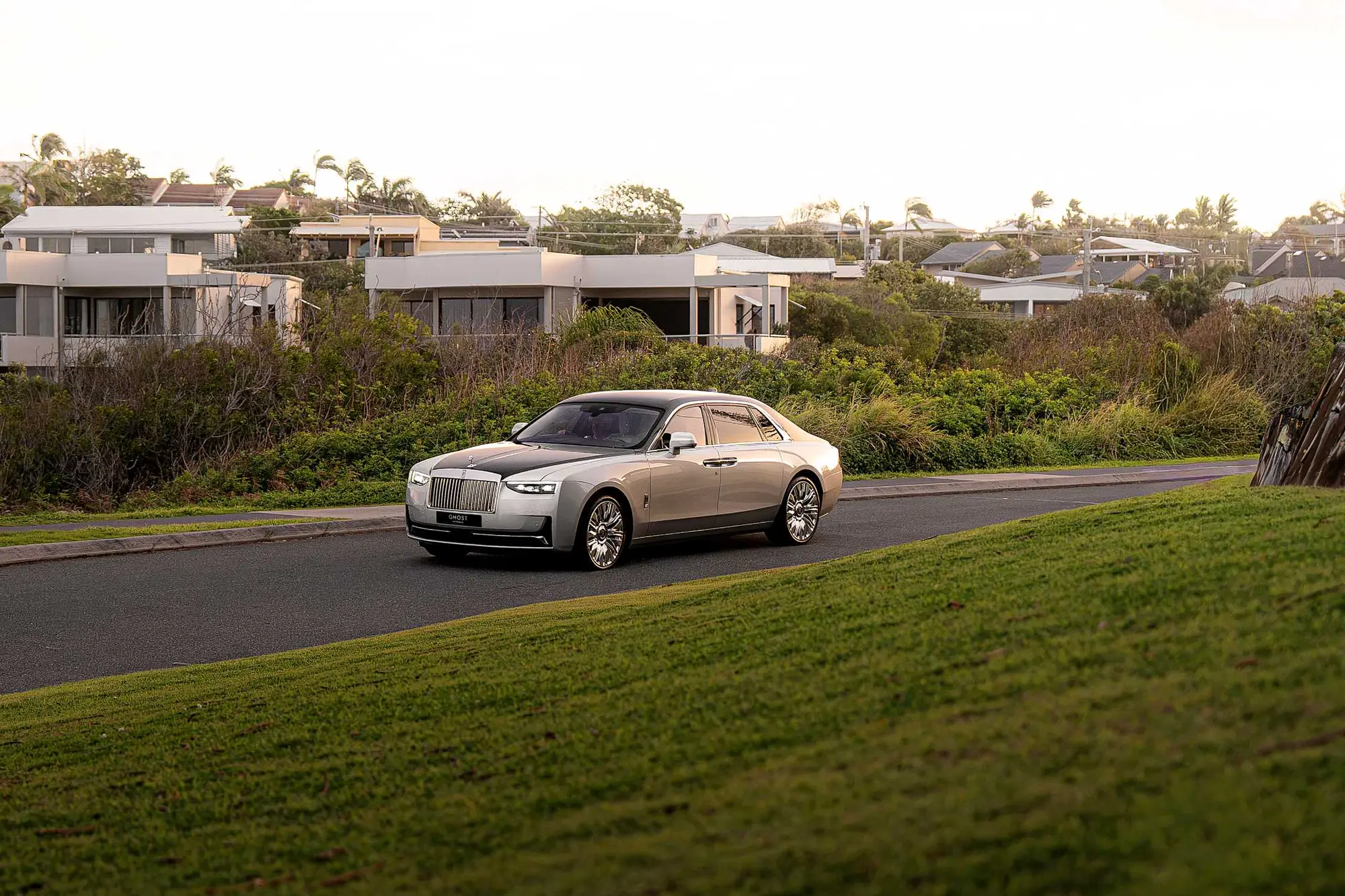 Rolls-Royce celebra il Noosa Concours d'Élégance con la Bespoke Ghost Extended