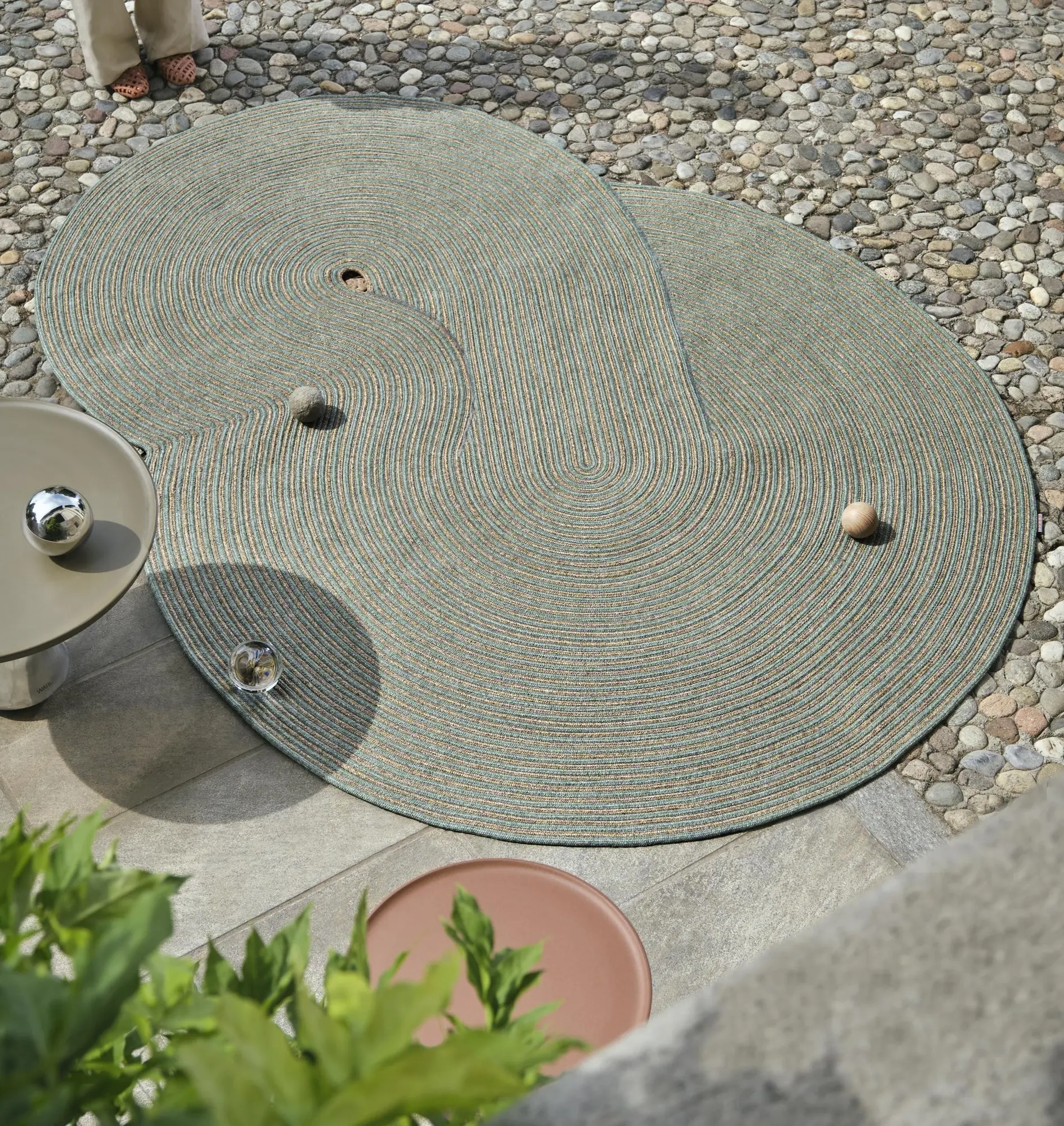 Warli rivoluziona l'outdoor con tappeti d'autore e accessori di design per il 2026
