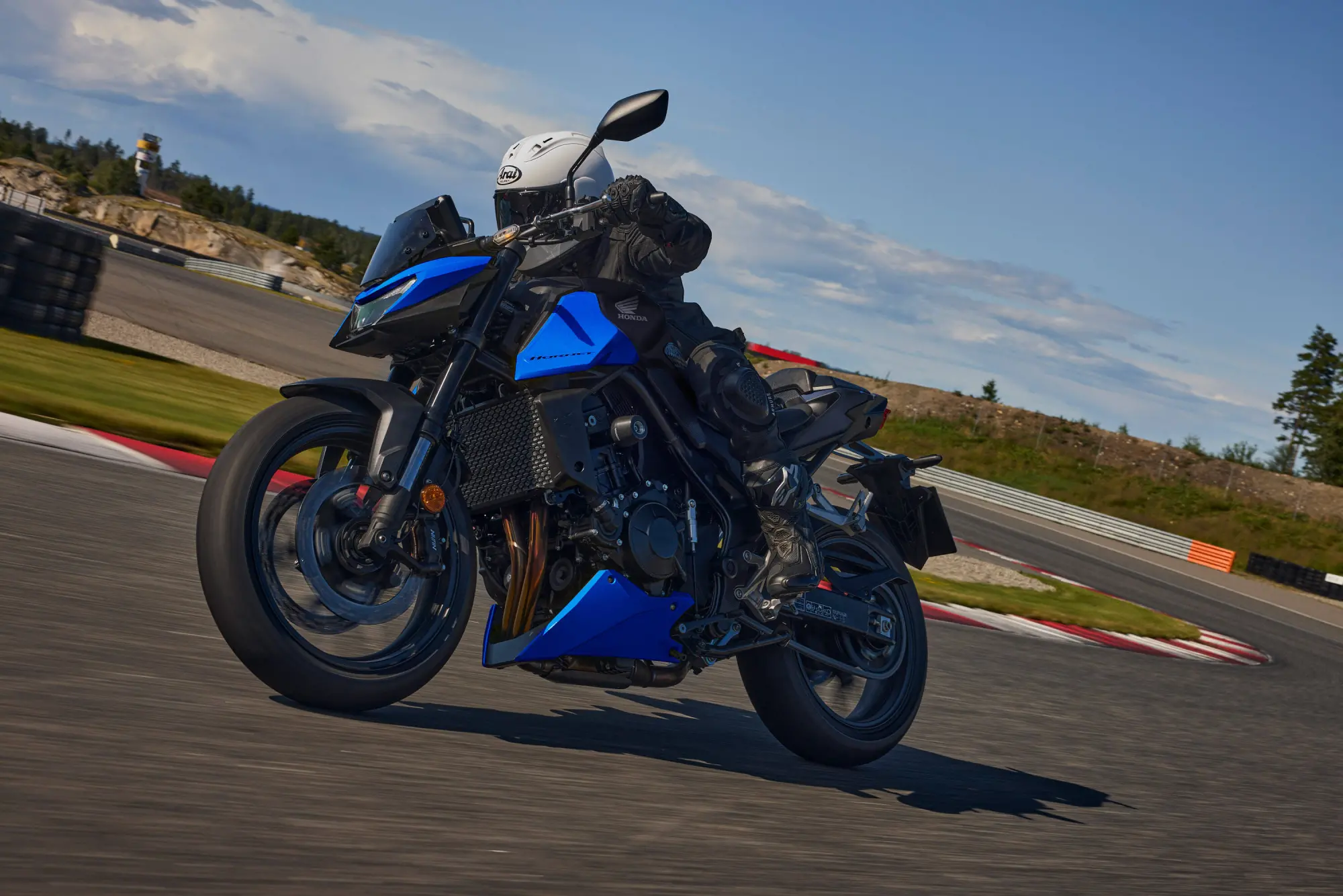 Honda CB750 Hornet 2027: evoluzione tecnologica e stile audace per la naked giapponese