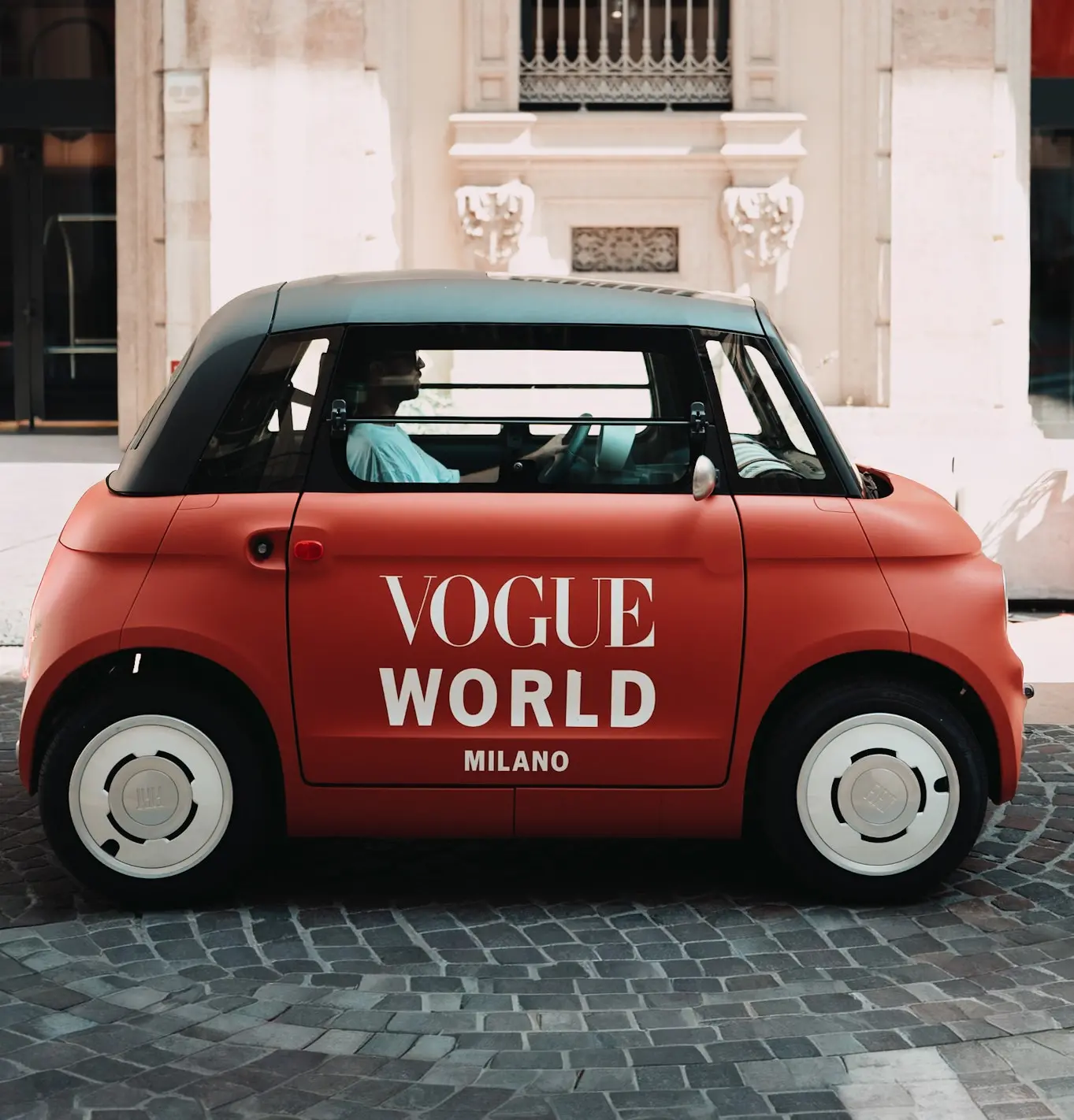 Fiat rende omaggio all'iconica 500 al Vogue World di Milano 2026