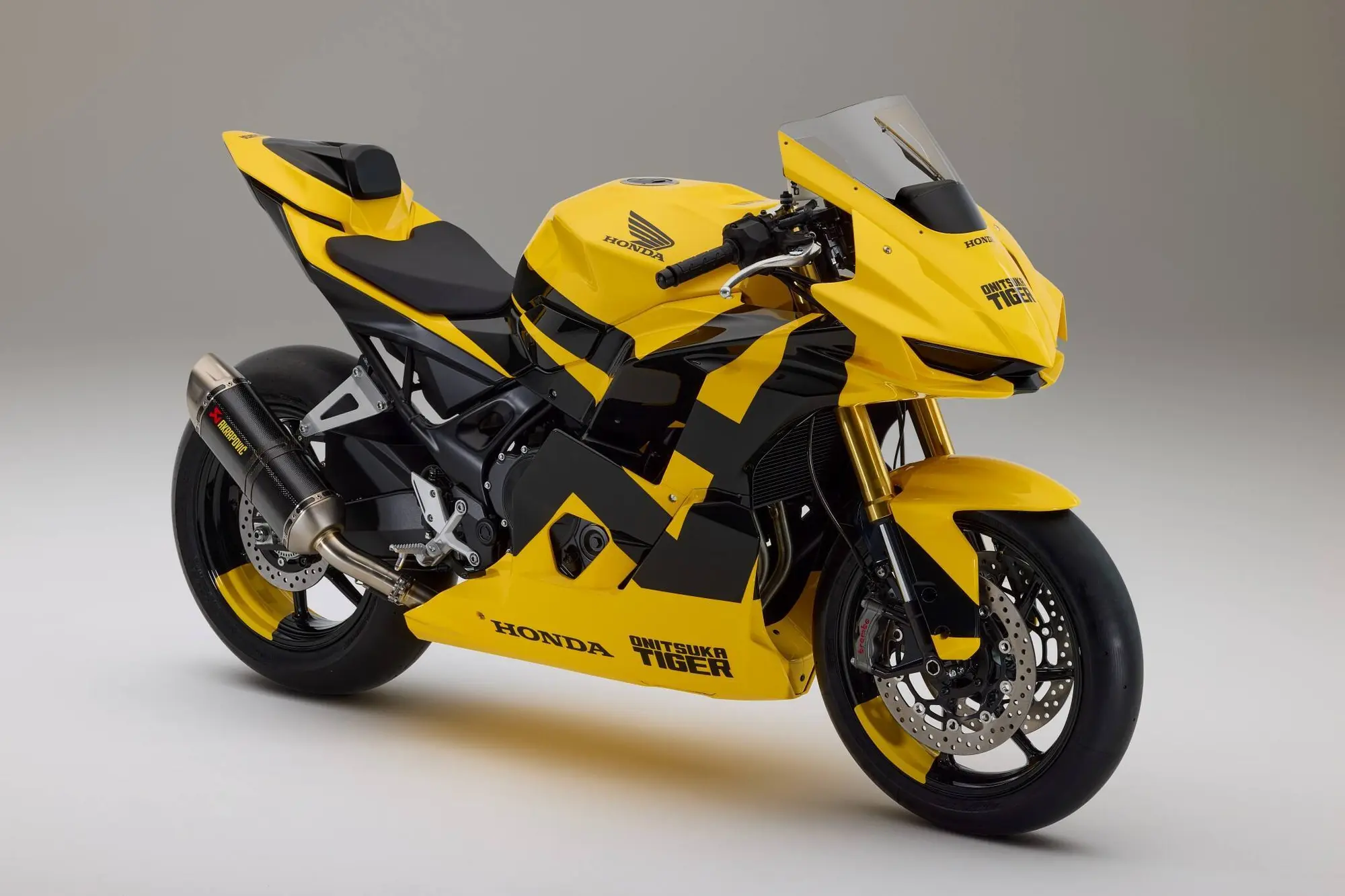 Honda e Onitsuka Tiger insieme: moto e moda si incontrano alla Milano Fashion Week