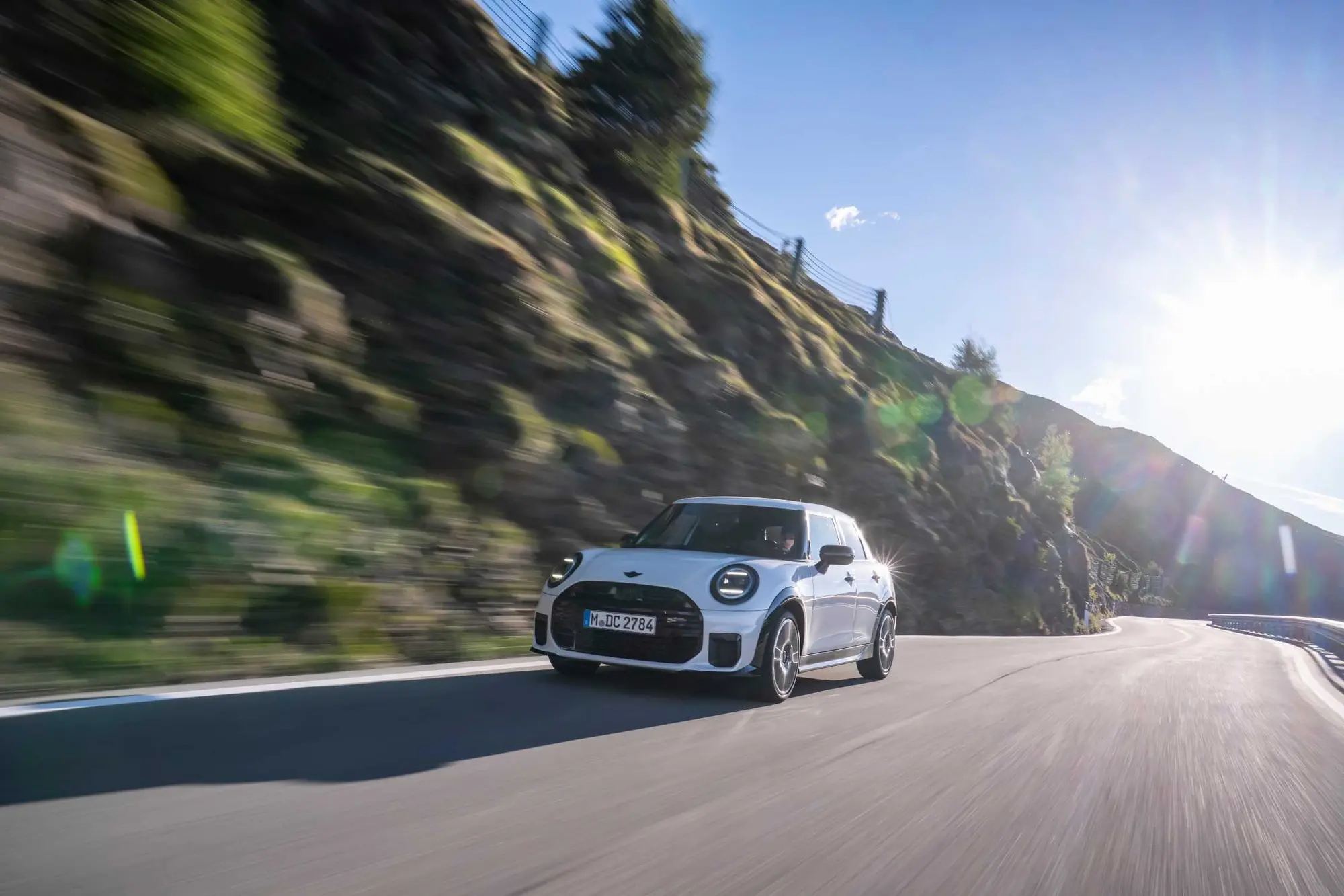 MINI Cooper S 5 porte: stile moderno e prestazioni sportive per la vita urbana