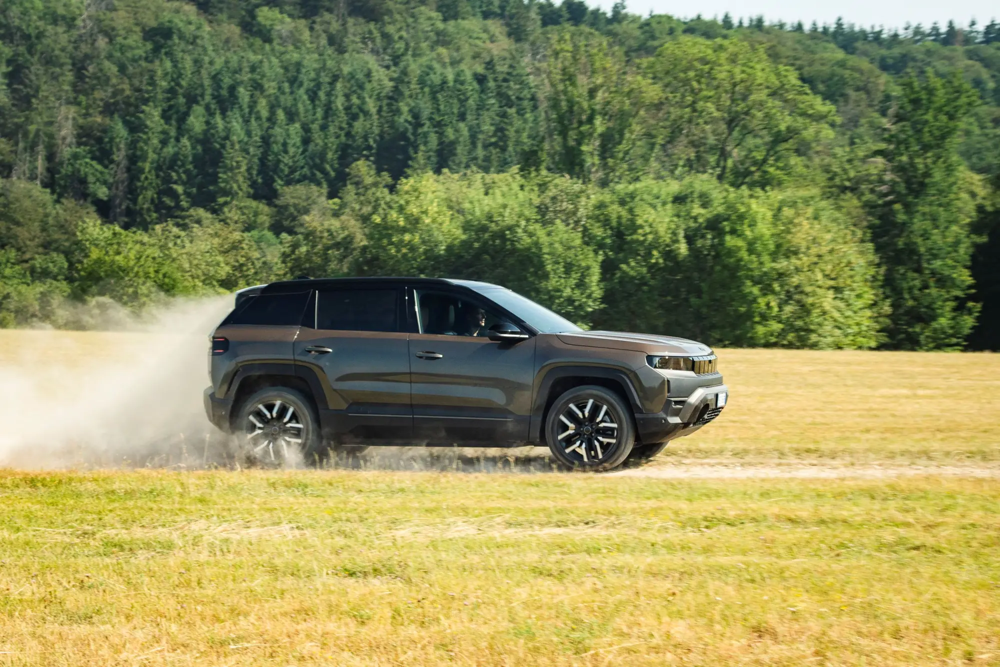 Jeep Avenger domina il mercato italiano: primo tra i SUV e secondo assoluto nel 2026