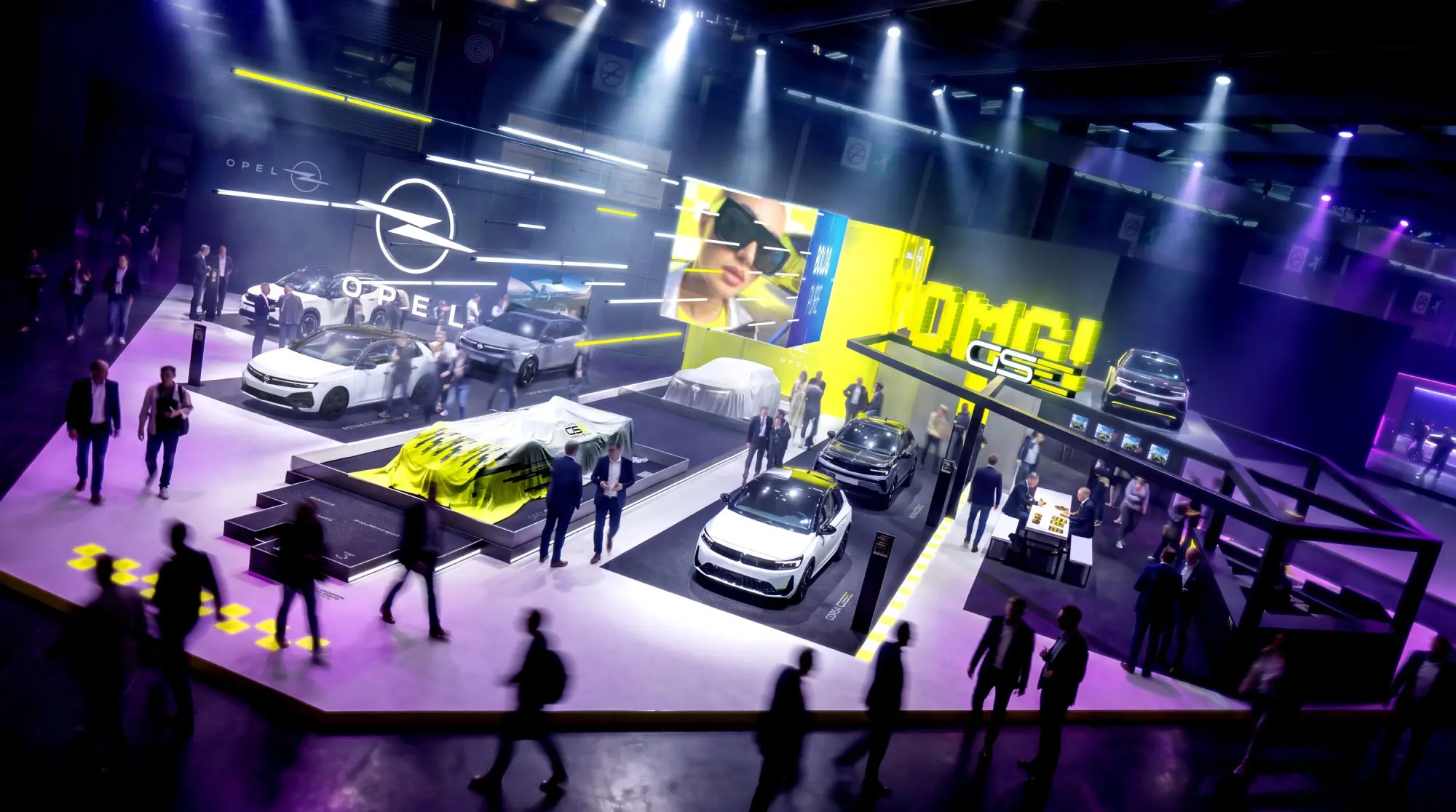 Opel trasforma il Salone di Parigi: emozione e tecnologia con STX Concept e GSE