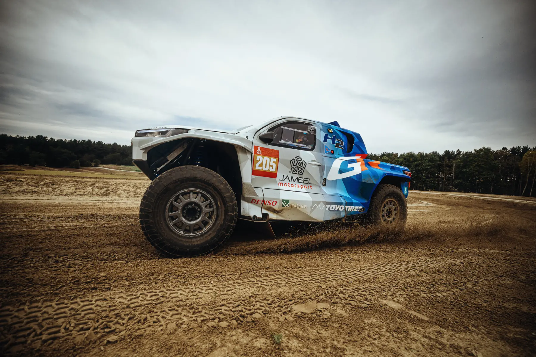 GAZOO Racing presenta il nuovo Hilux FCEV: debutto a idrogeno alla Dakar 2027