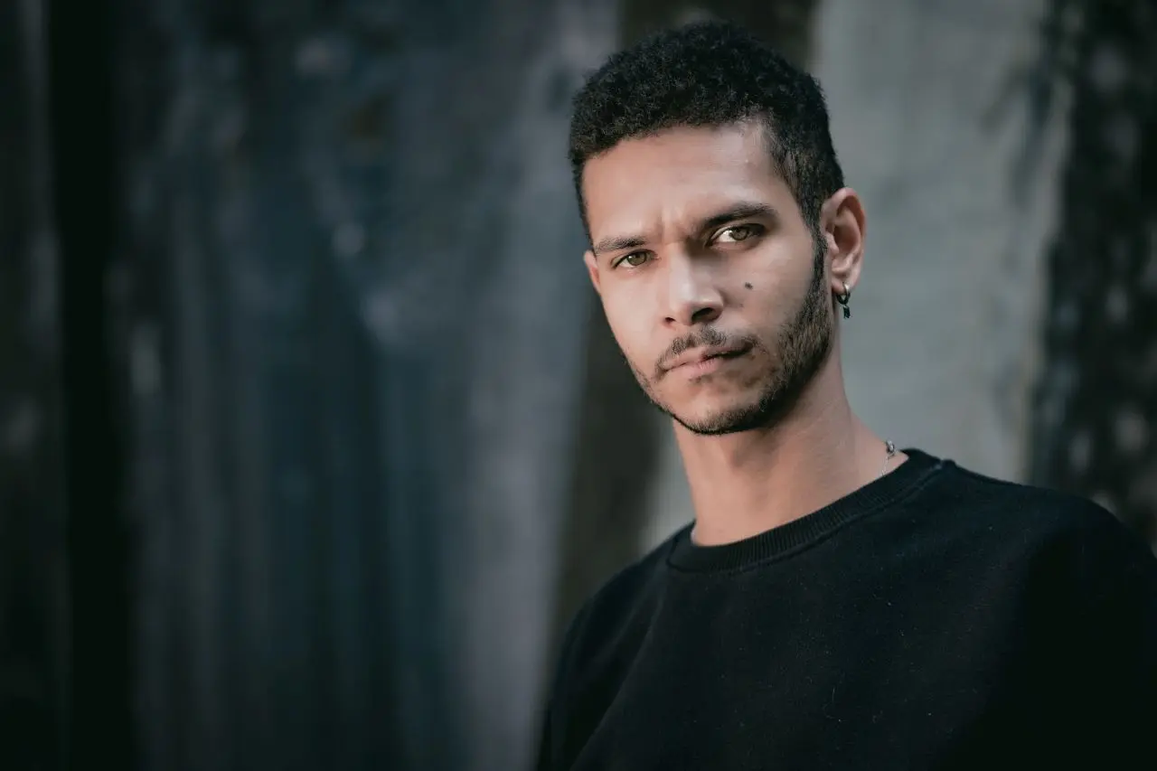 Erick Panini lancia il brano Così Vero, fusione intensa di rap e cantautorato
